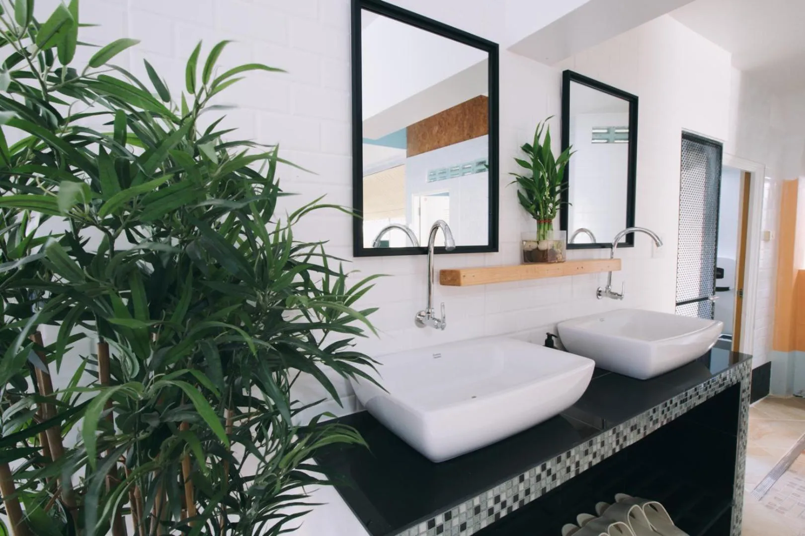 Decorative detail, Bed in Khun Ying House