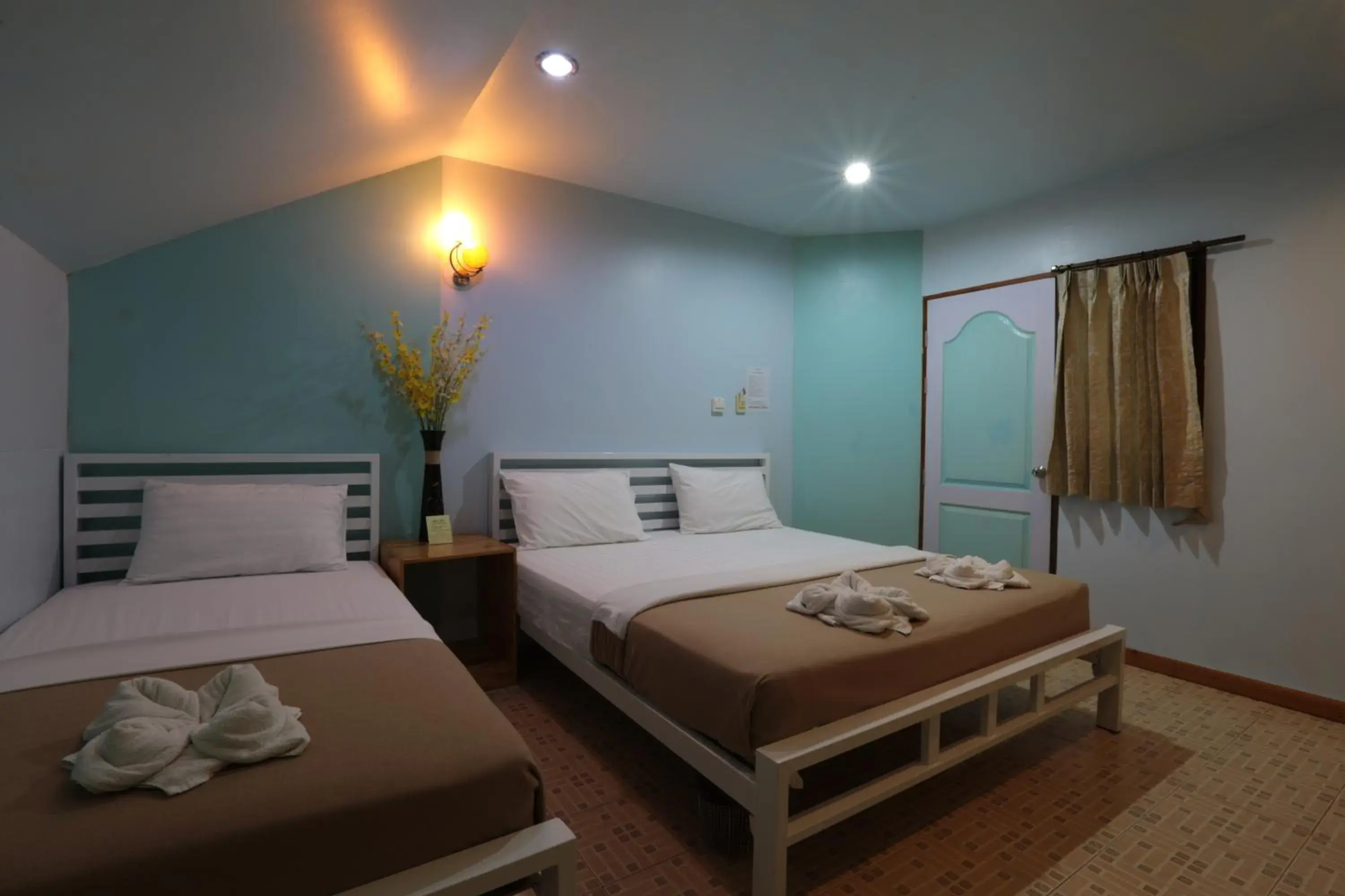 Standard Double Room with Fan and Shared Bathroom in Khun Ying House Standard Double Room with Fan and Shared Bathroom in Khun Ying House