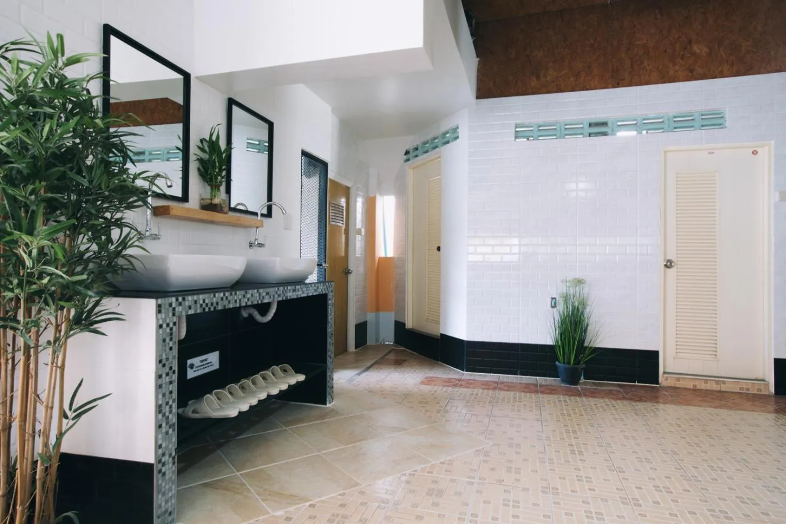 Decorative detail, Bed in Khun Ying House