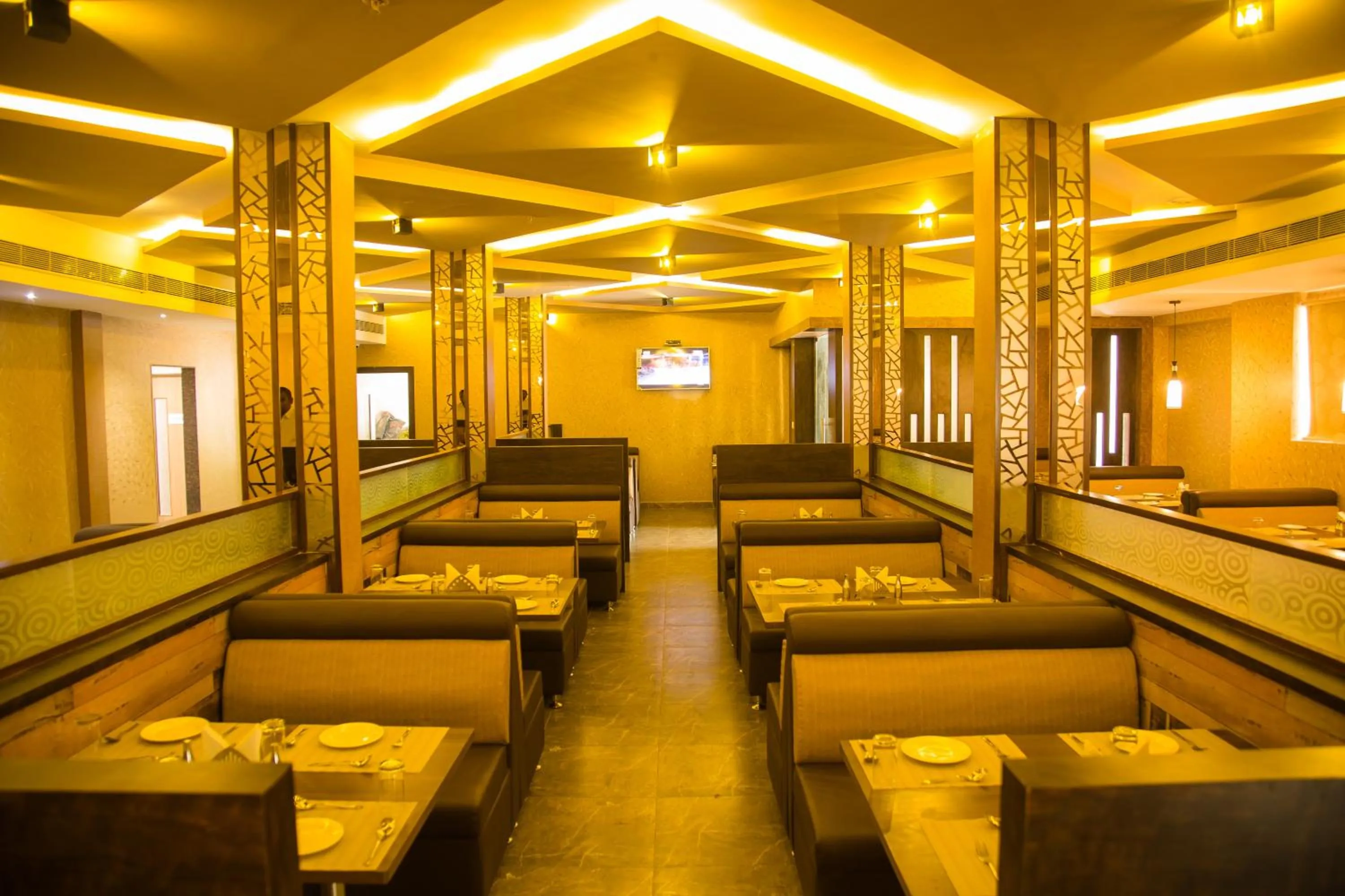Restaurant/places to eat in Hotel Indraprasttha