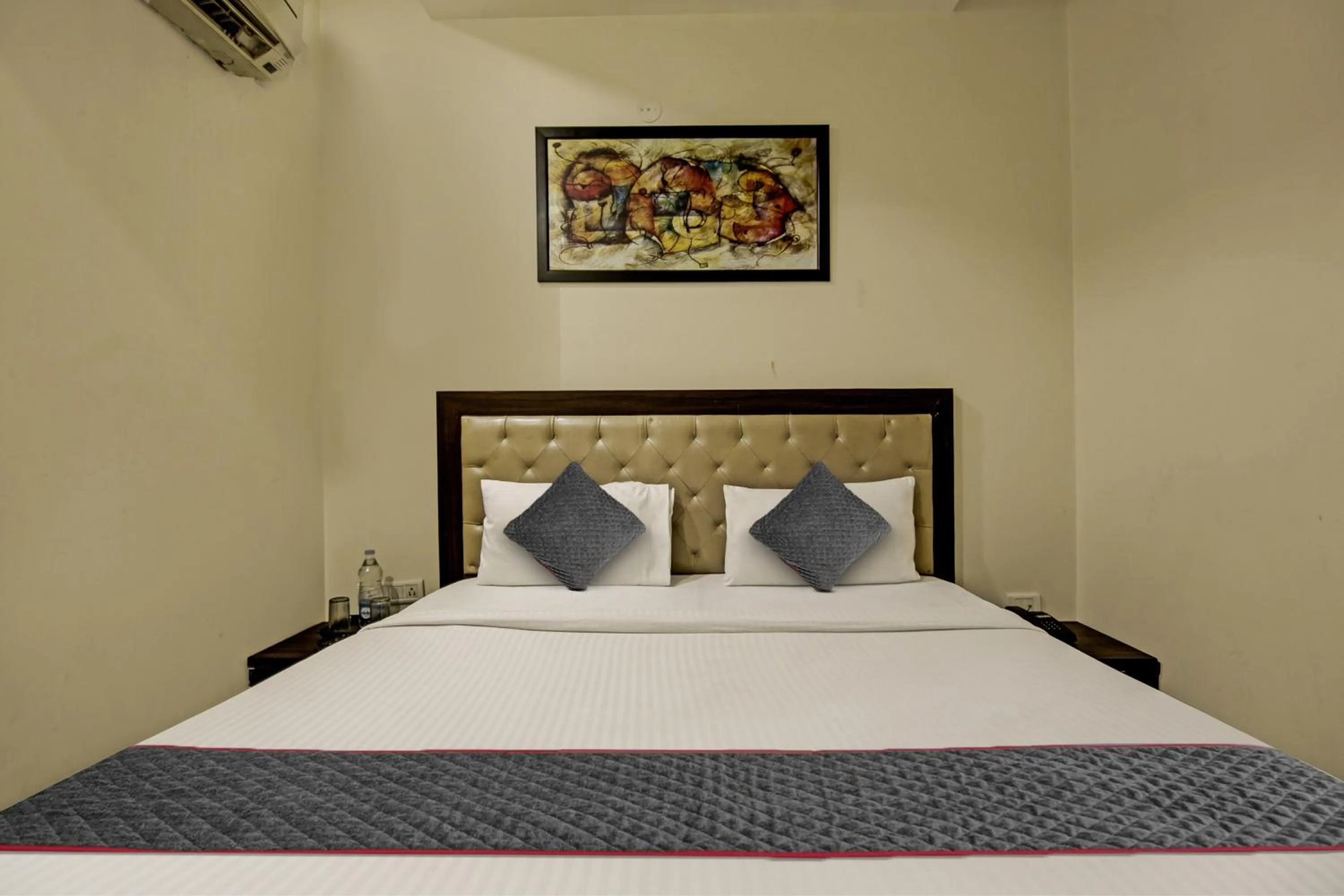 Bedroom, Bed in Townhouse Grand Inn