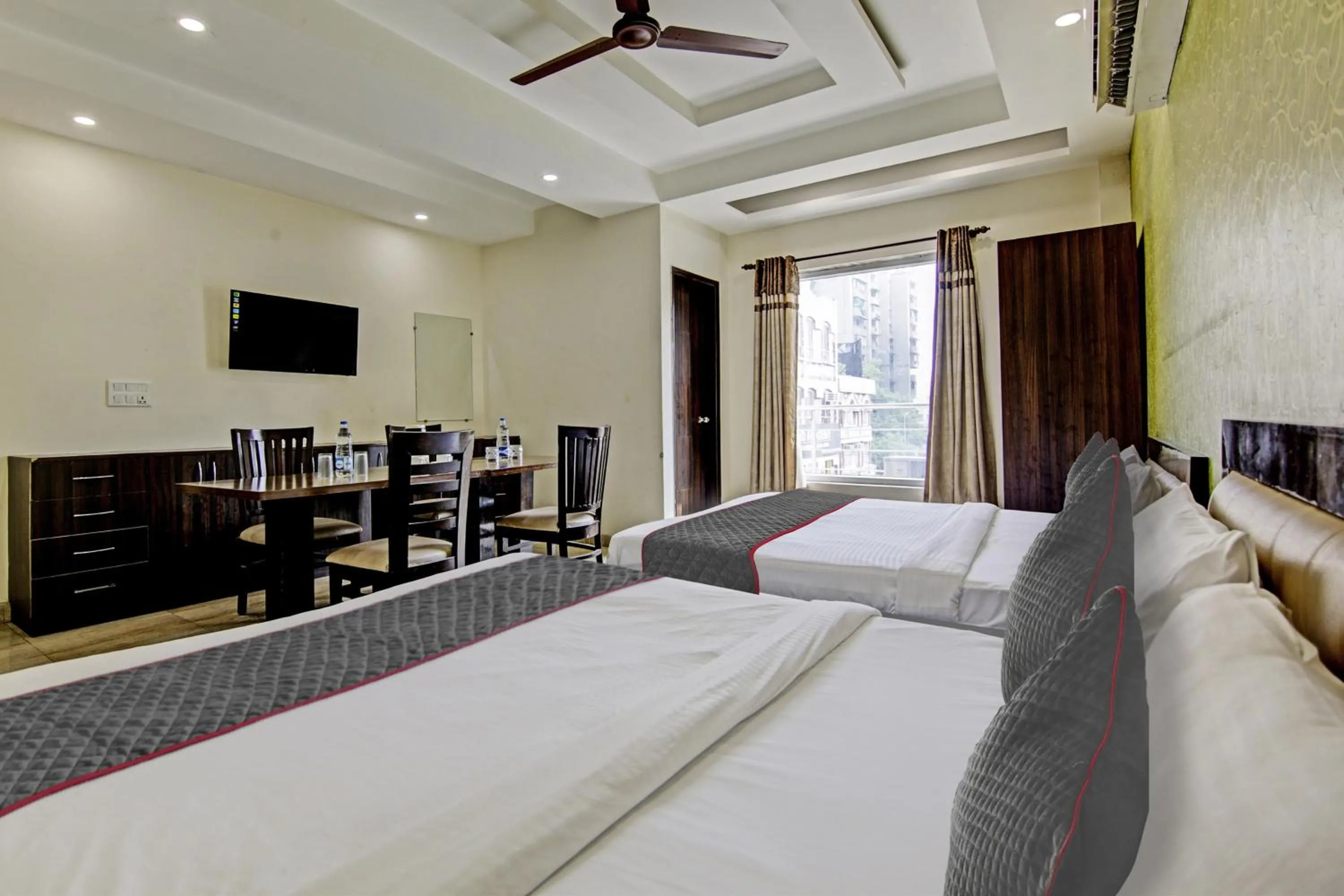 Bedroom, Bed in Townhouse Grand Inn