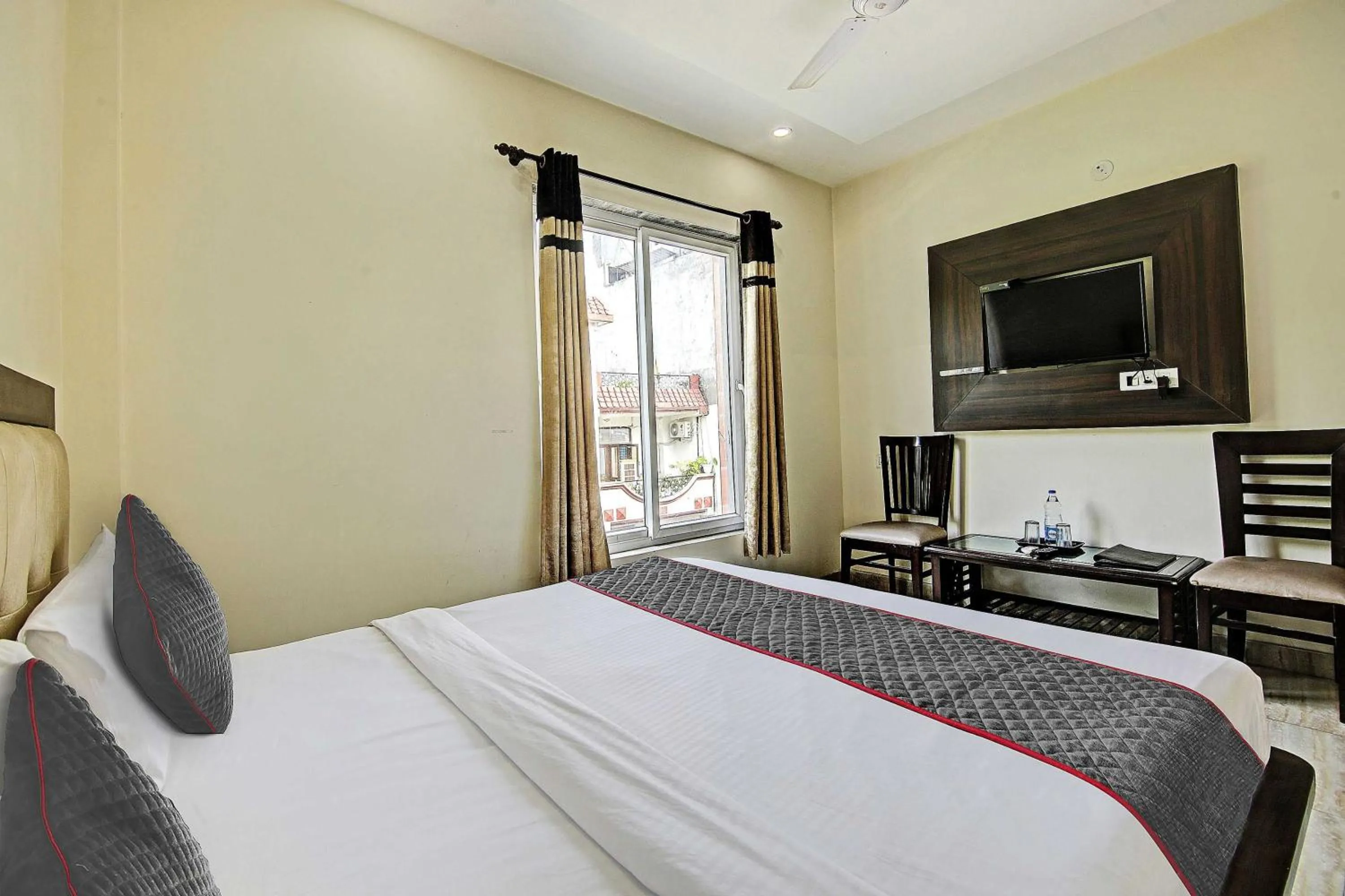 Bedroom, Bed in Townhouse Grand Inn