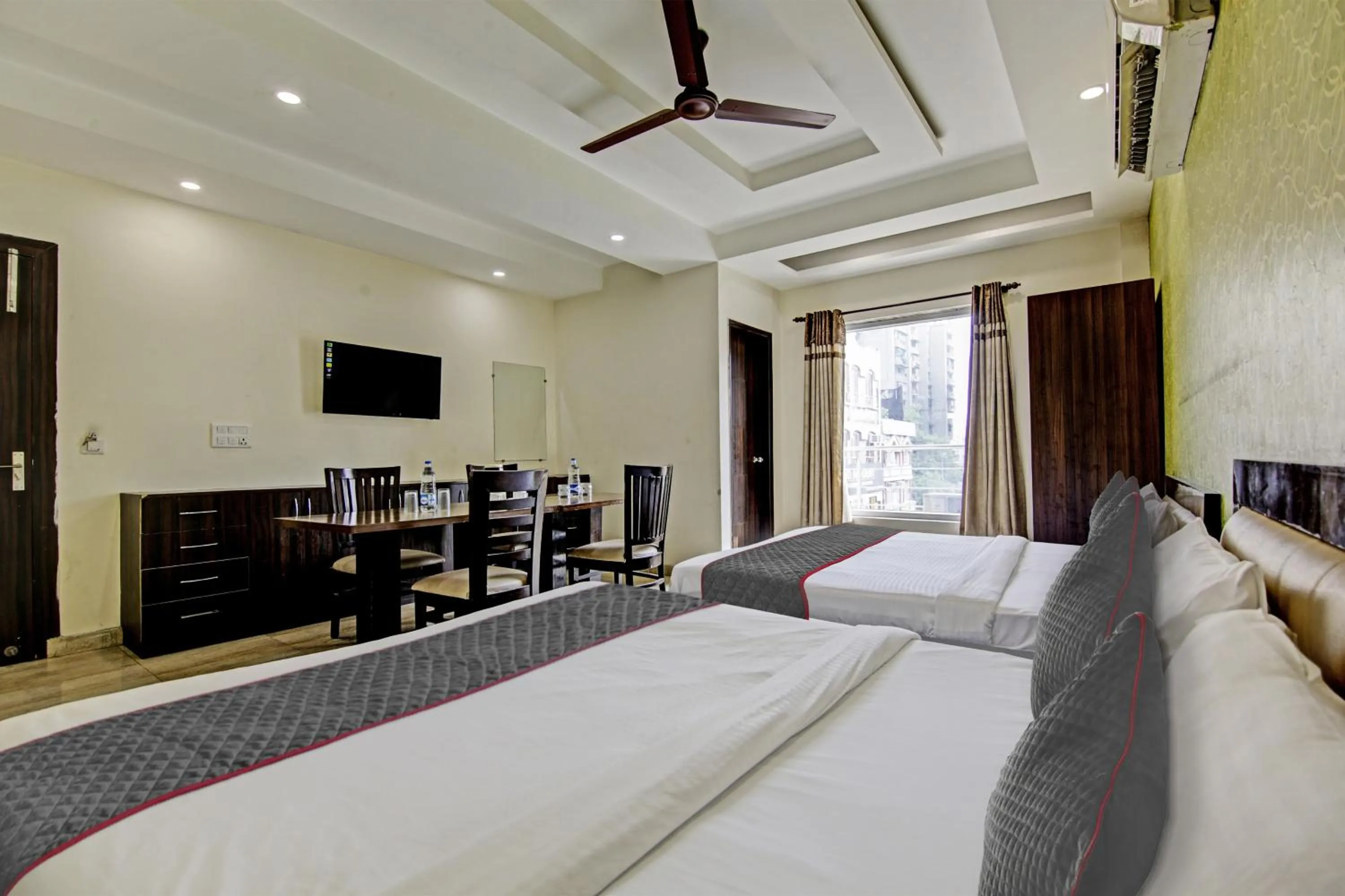 Bedroom, Bed in Townhouse Grand Inn