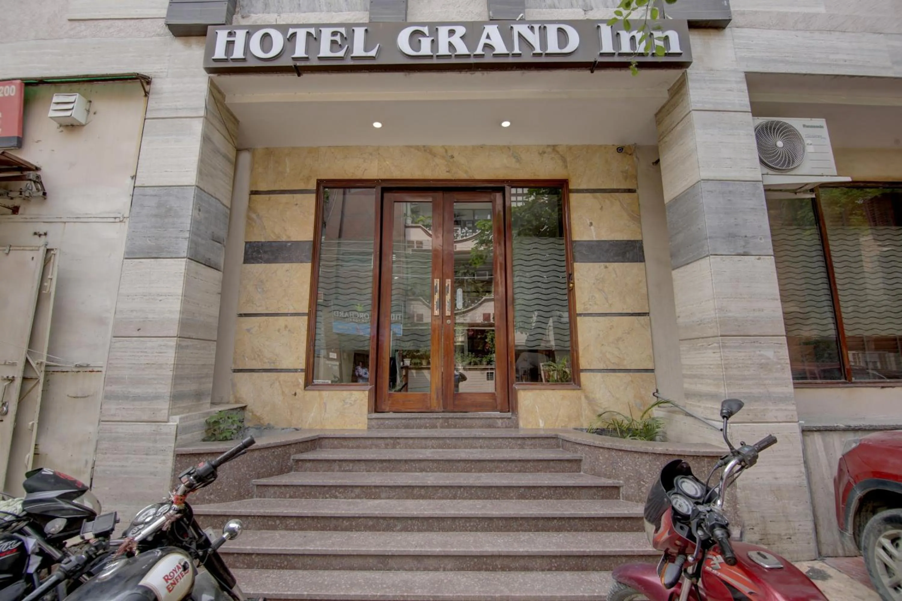 Facade/entrance in Townhouse Grand Inn