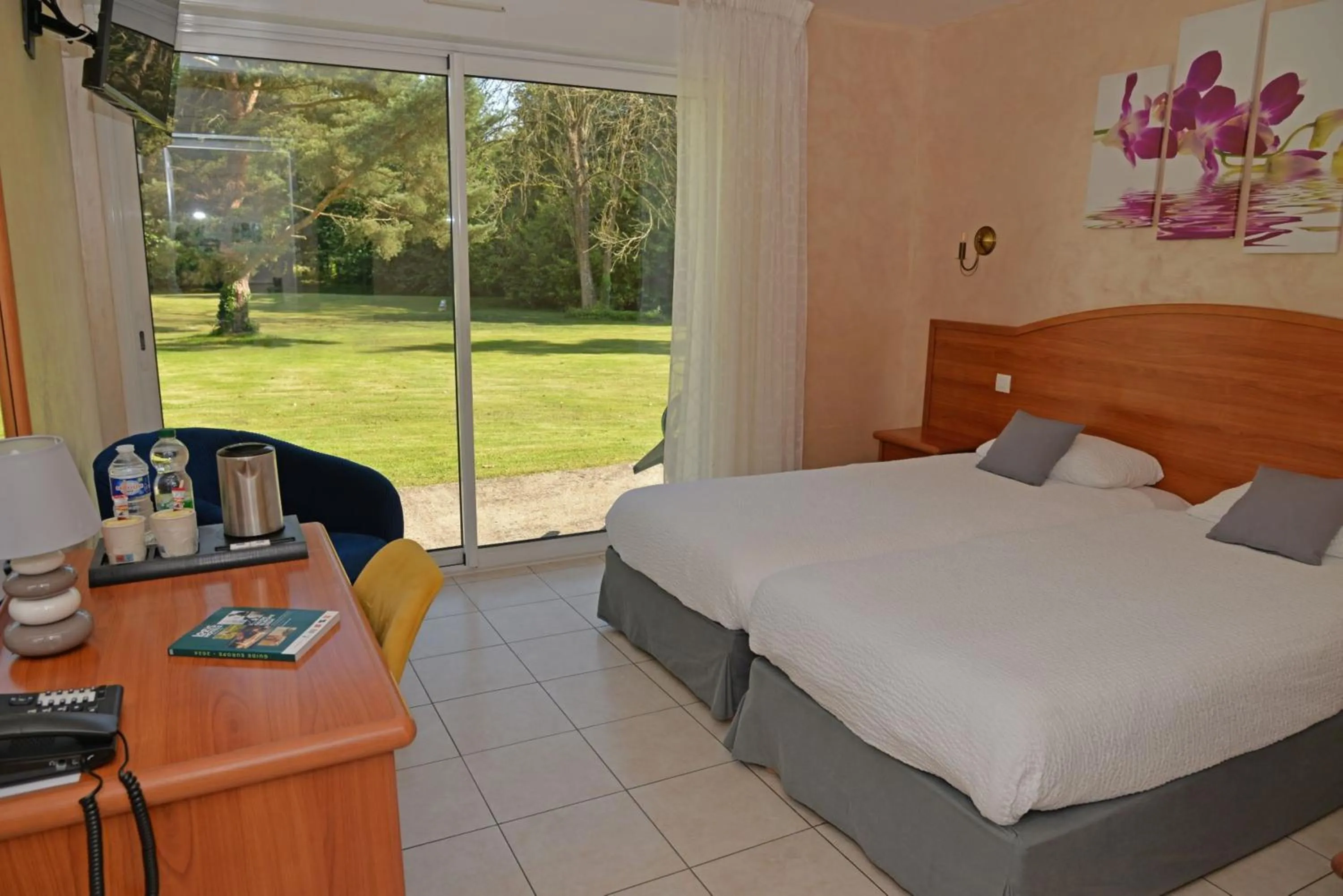 Bed in Logis - Hostellerie Le Chatel Nangis