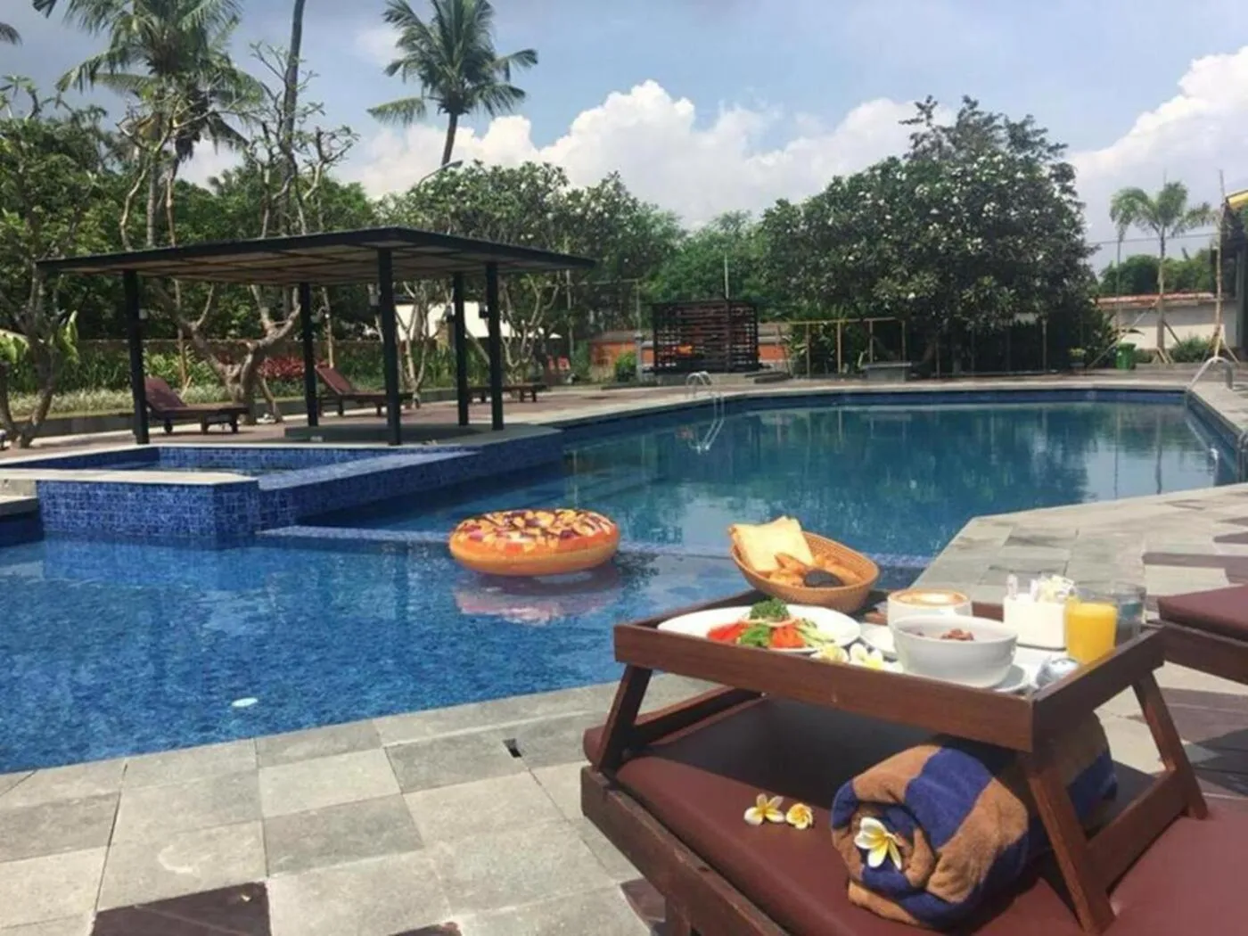 Swimming pool in Brits Resort Lovina