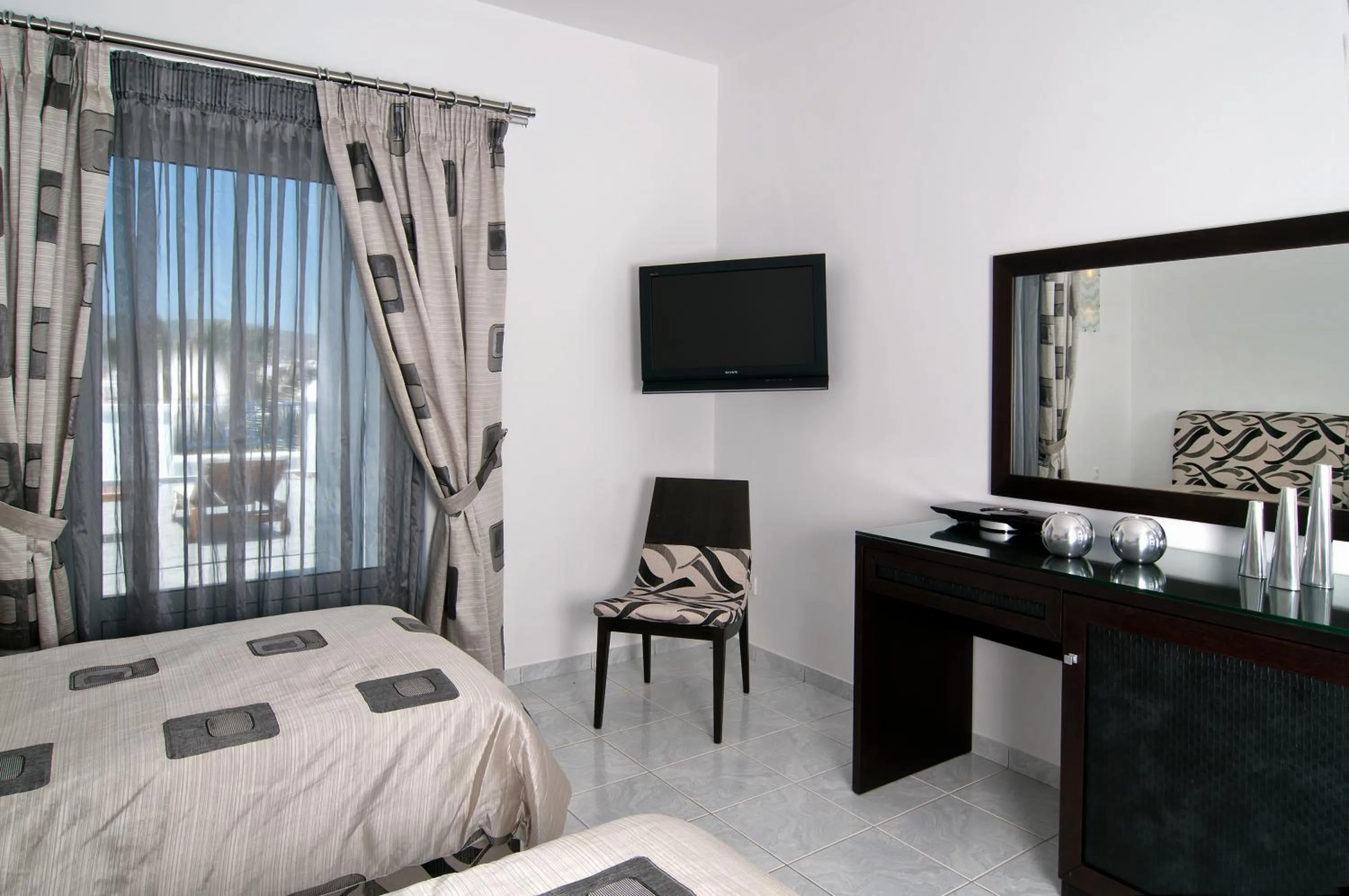 Photo of the whole room, Bed in Lofos Village