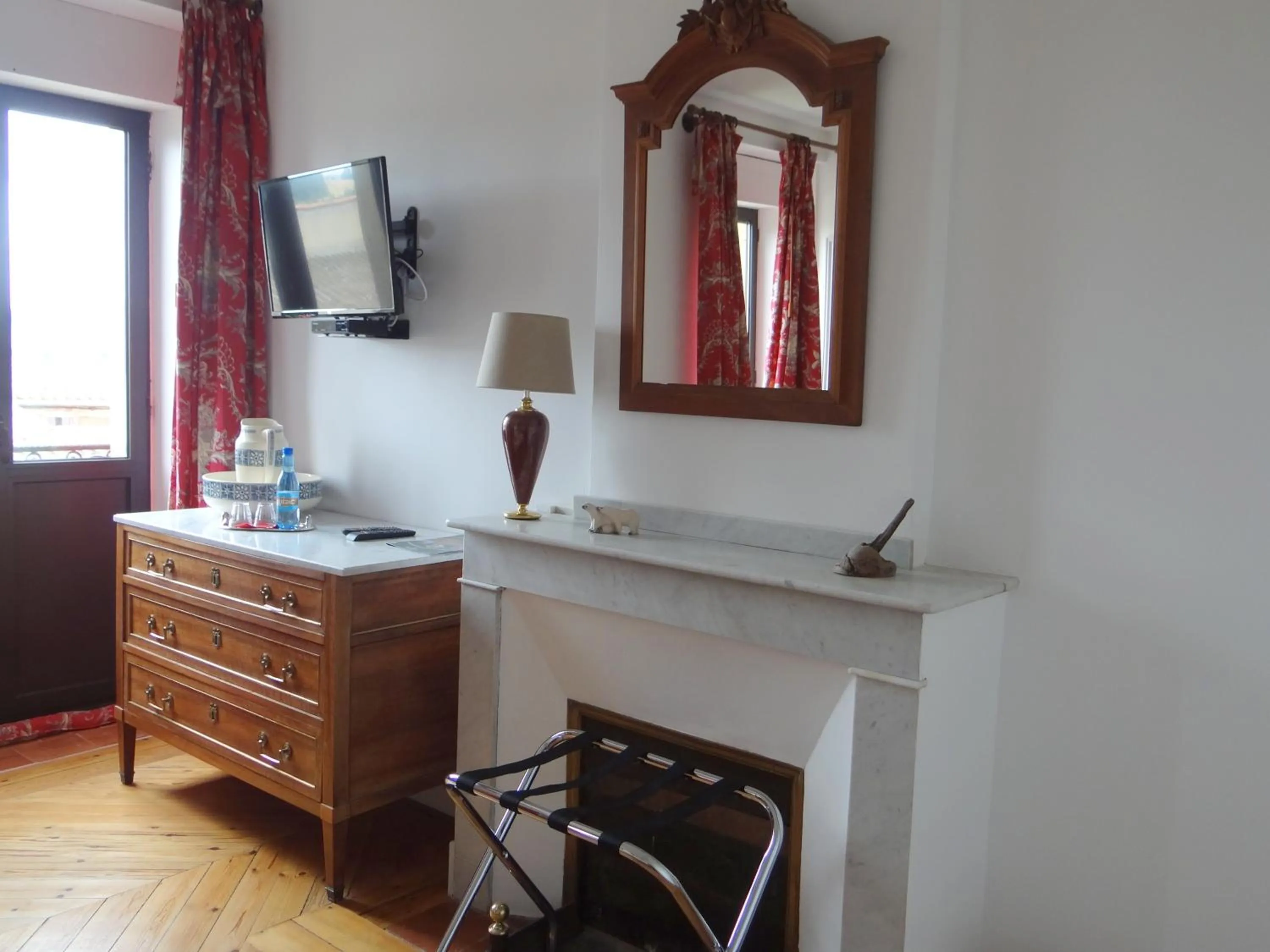 Photo of the whole room in La Grande Maison