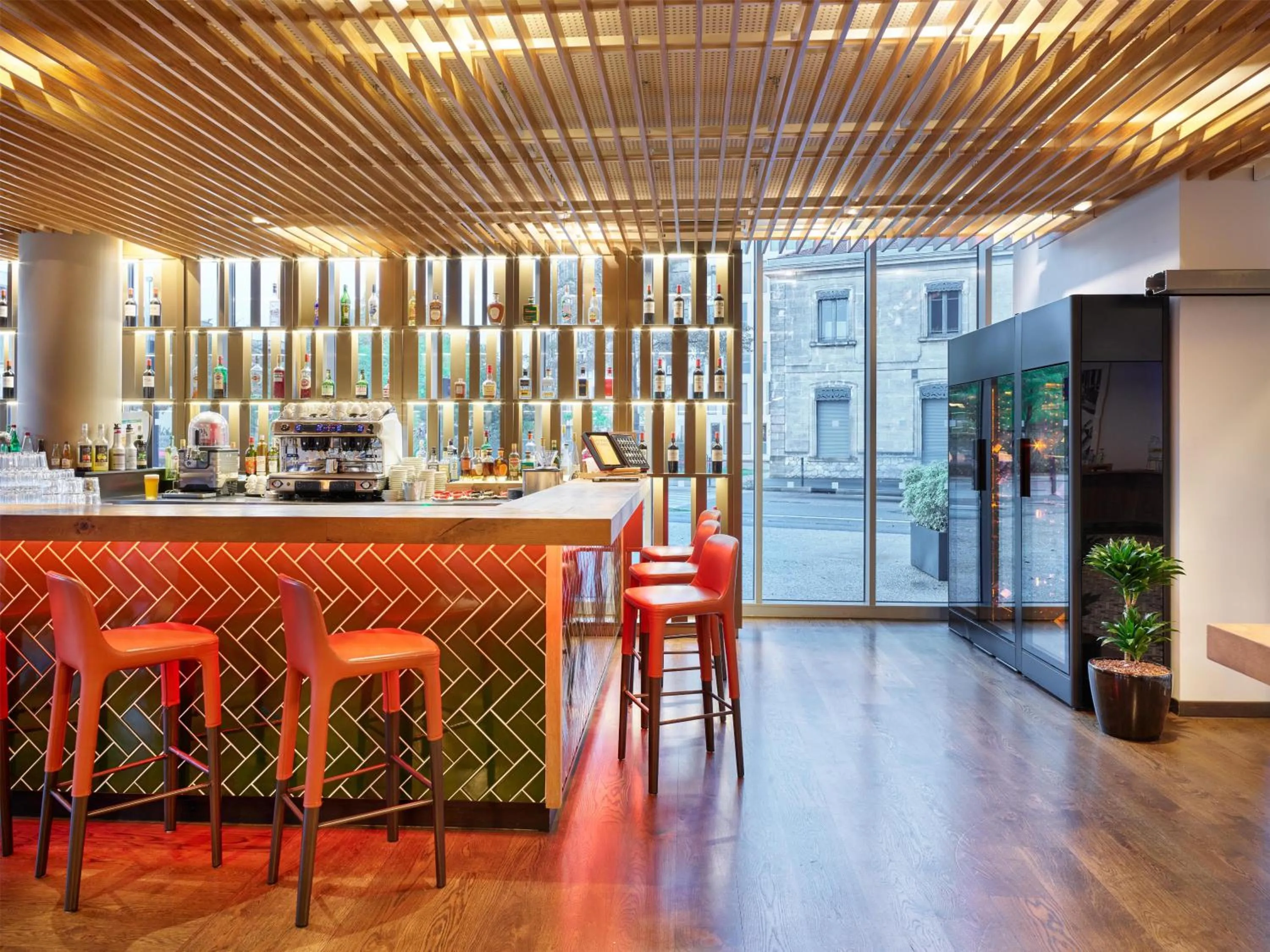 Lounge or bar in Radisson Hôtel Bordeaux Saint-Jean