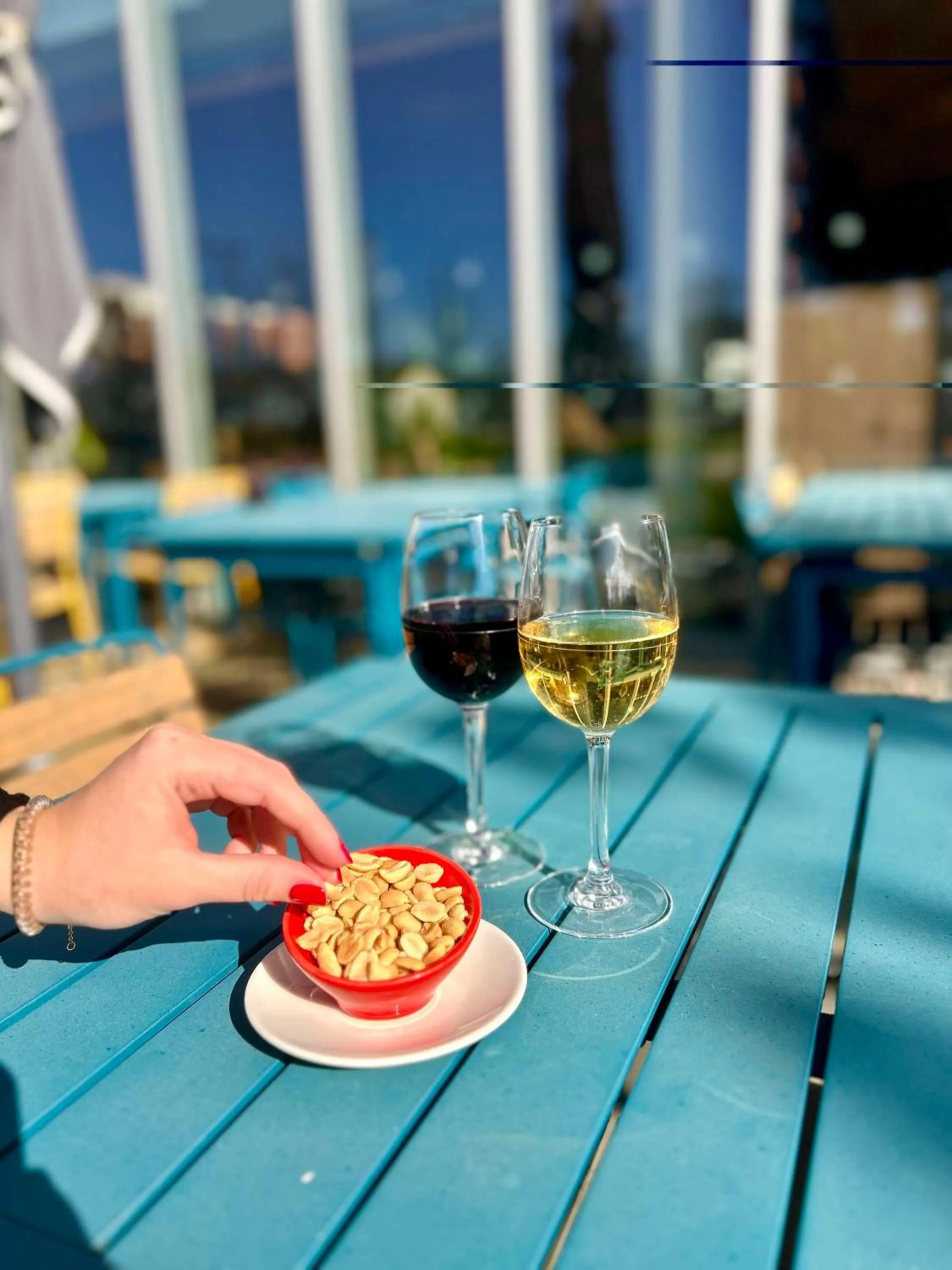 Lounge or bar in Golden Tulip Bordeaux Euratlantique