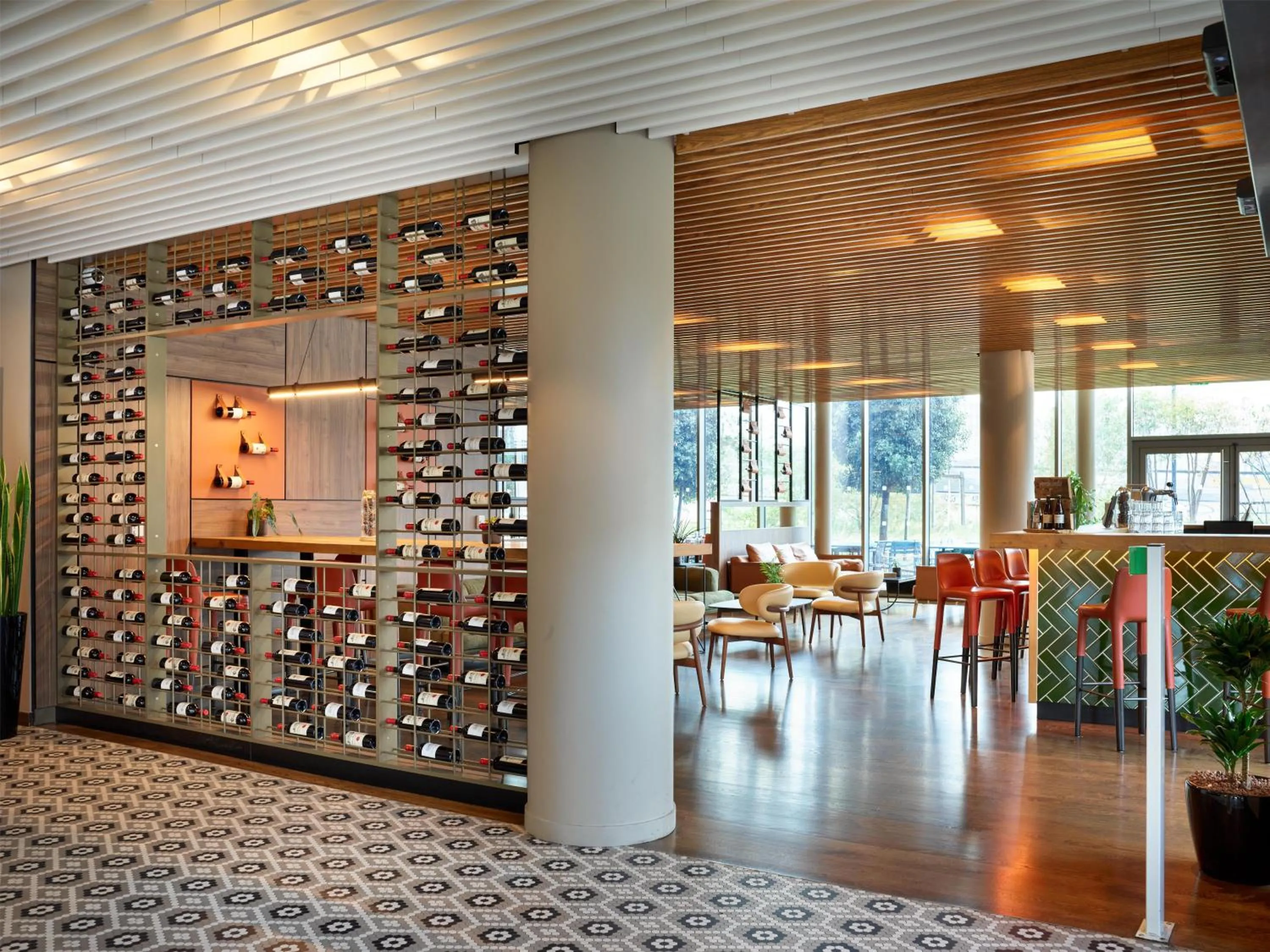 Lounge or bar in Radisson Hôtel Bordeaux Saint-Jean