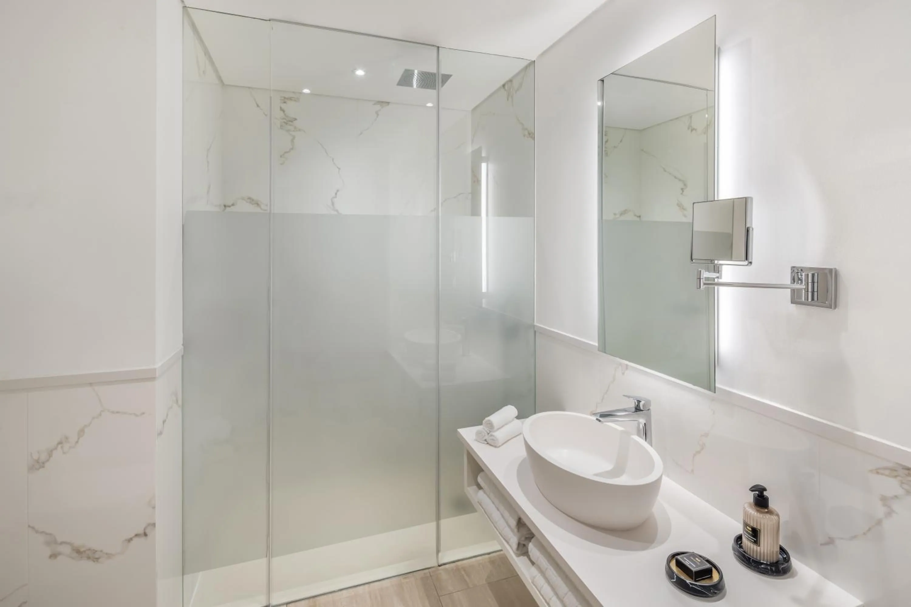 Bathroom in Pine Cliffs Gardens