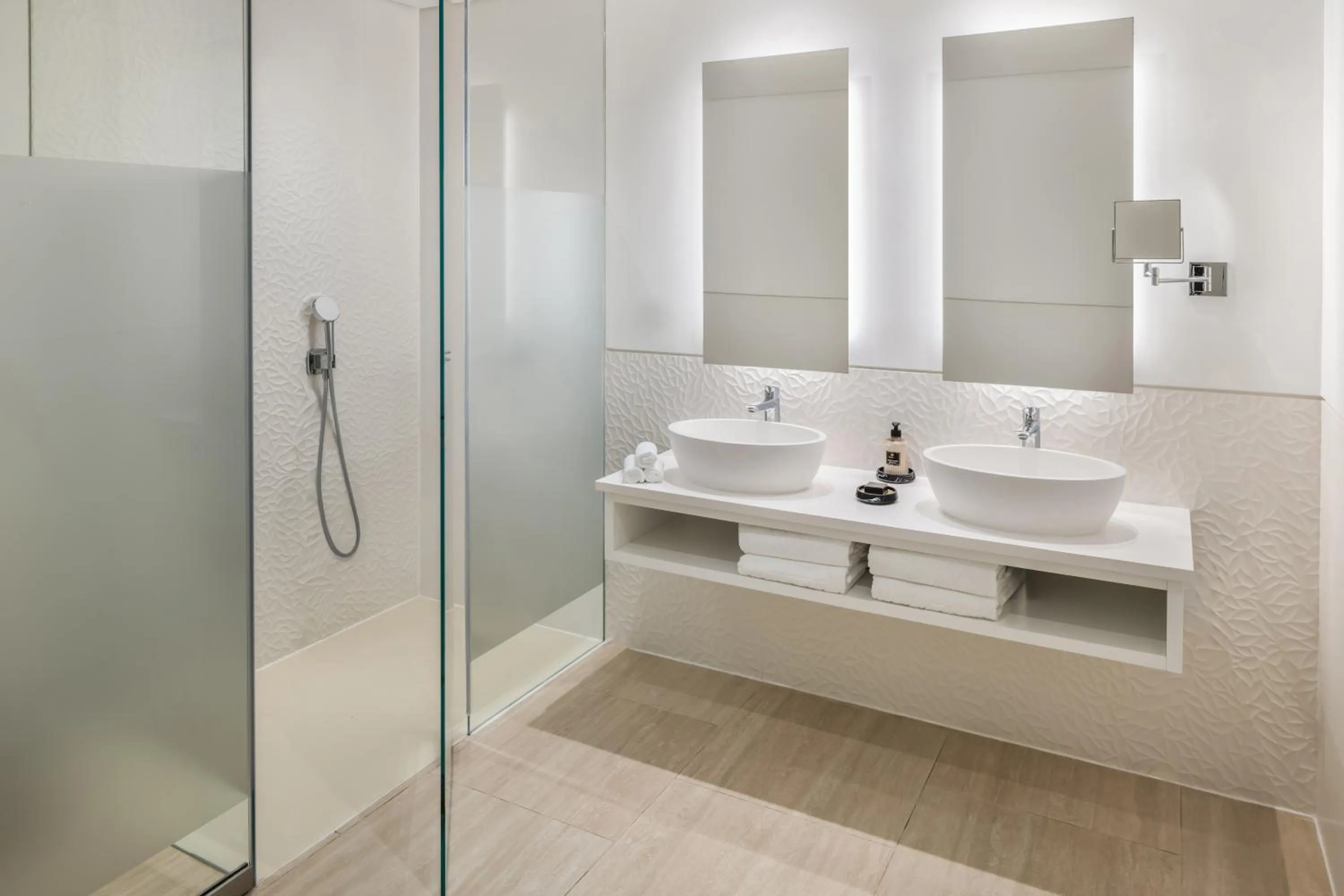 Bathroom in Pine Cliffs Gardens