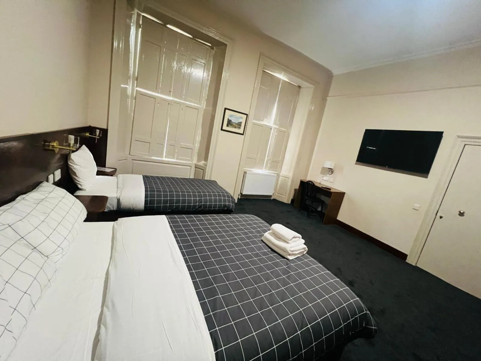 Photo of the whole room, Bed in Burntisland House