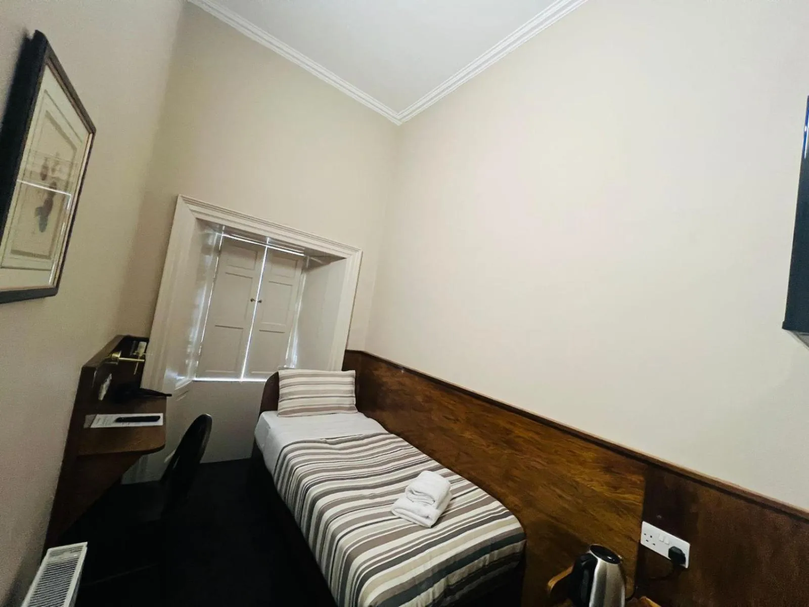 Photo of the whole room, Bed in Burntisland House