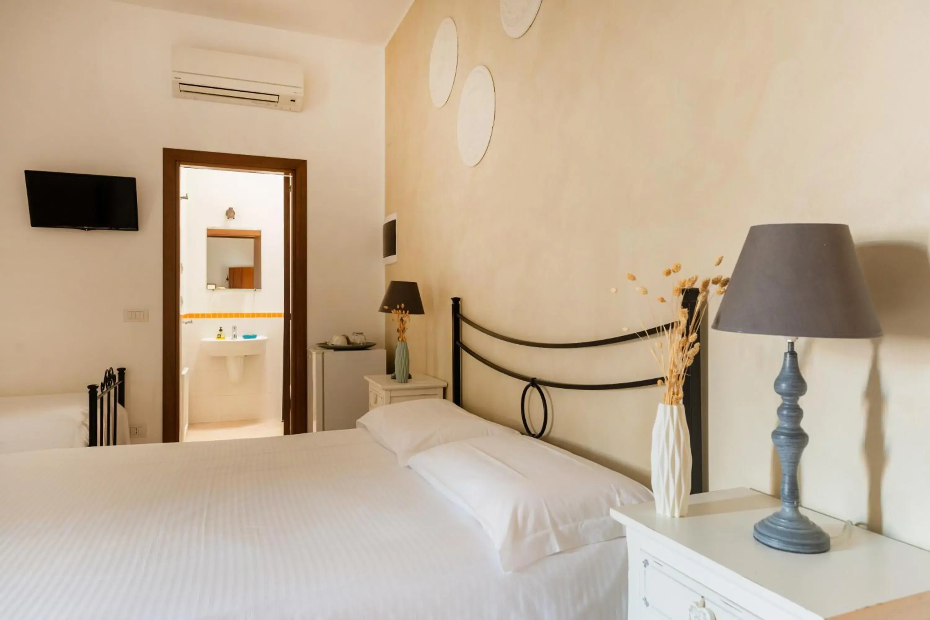 Standard Quadruple Room in Palazzo De Luca by Apulia Hospitality Standard Quadruple Room in Palazzo De Luca by Apulia Hospitality