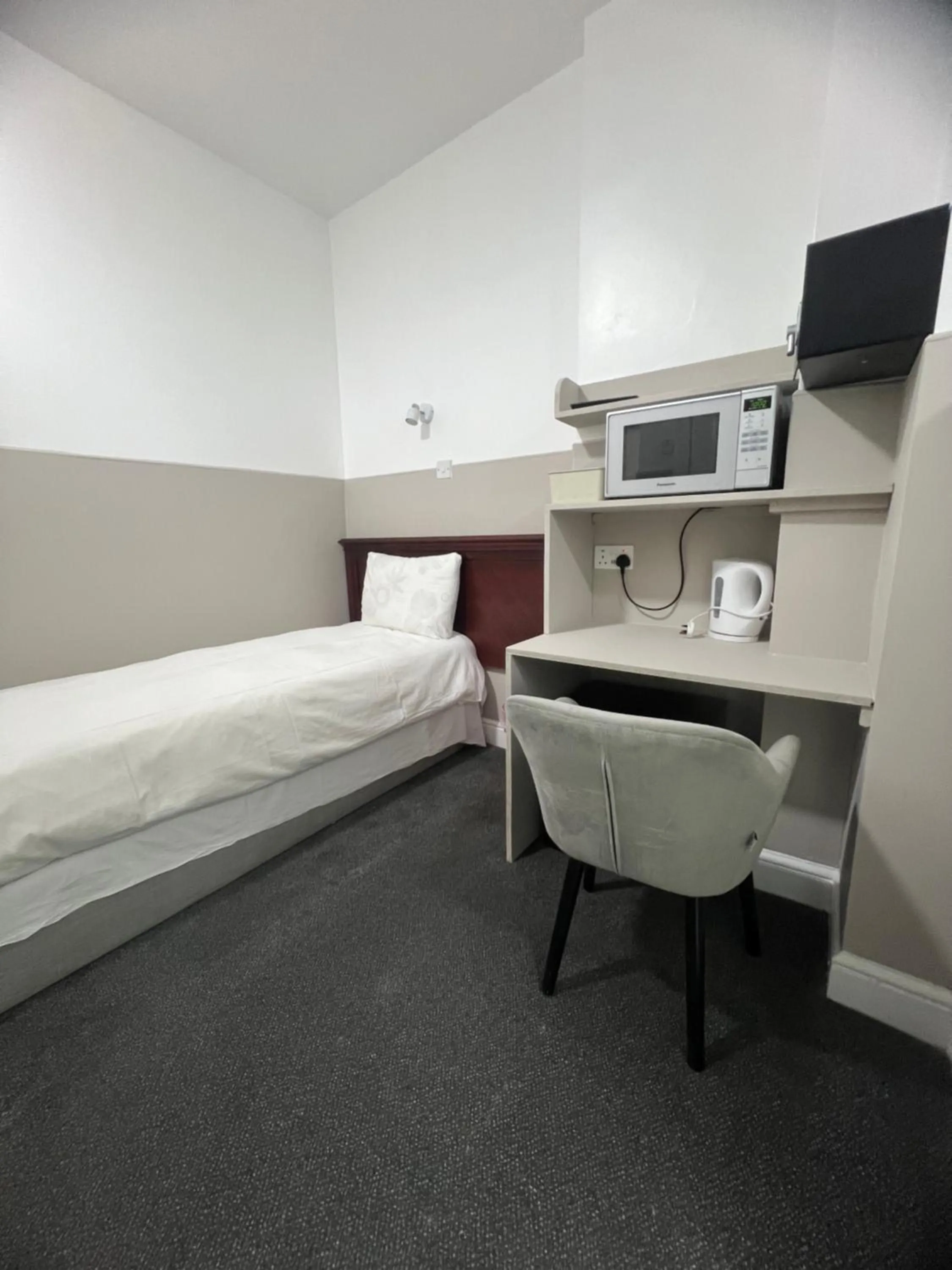 Bedroom, Bed in Plaza London Hotel