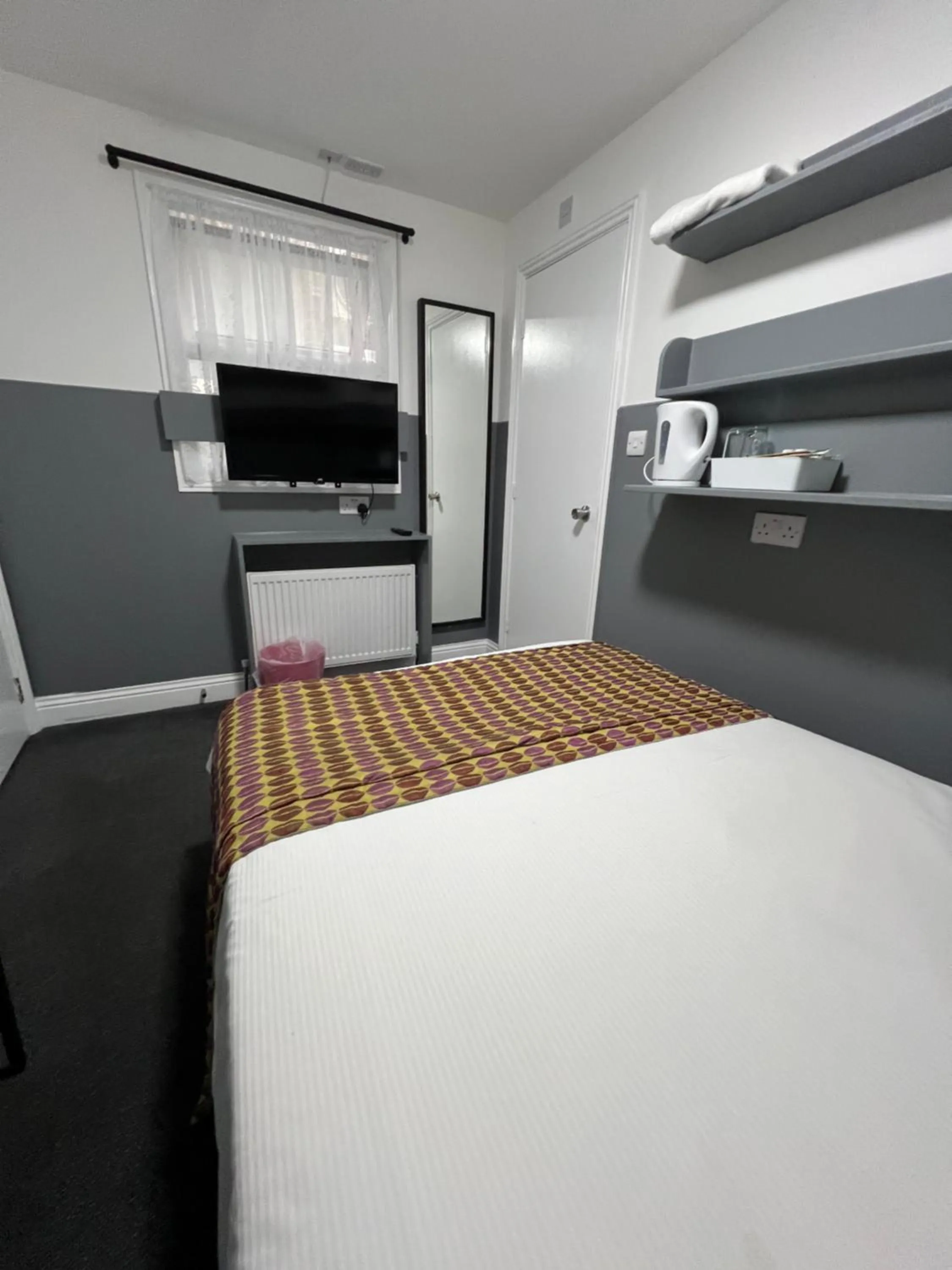 Bedroom, Bed in Plaza London Hotel