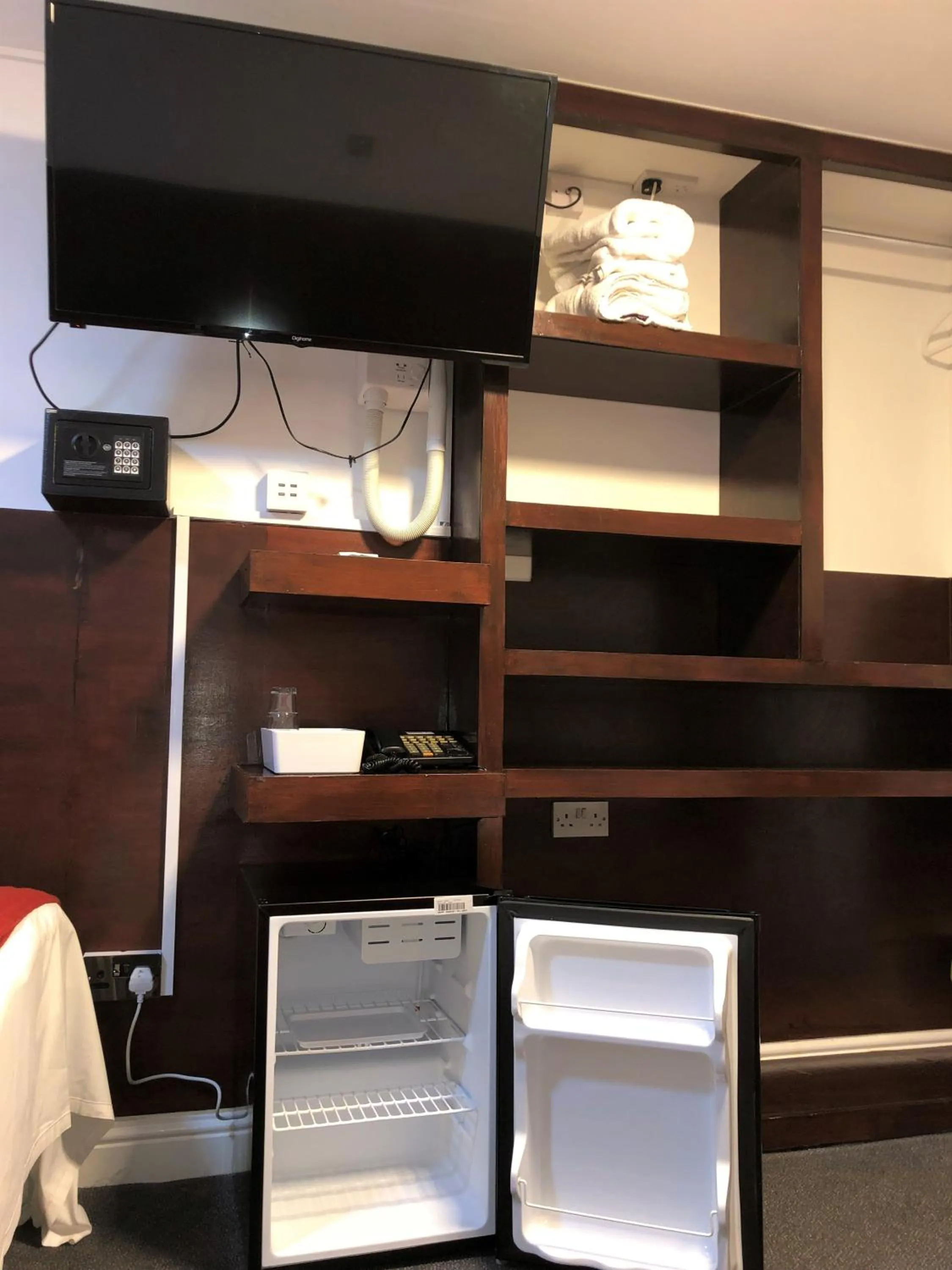 Bedroom in Plaza London Hotel