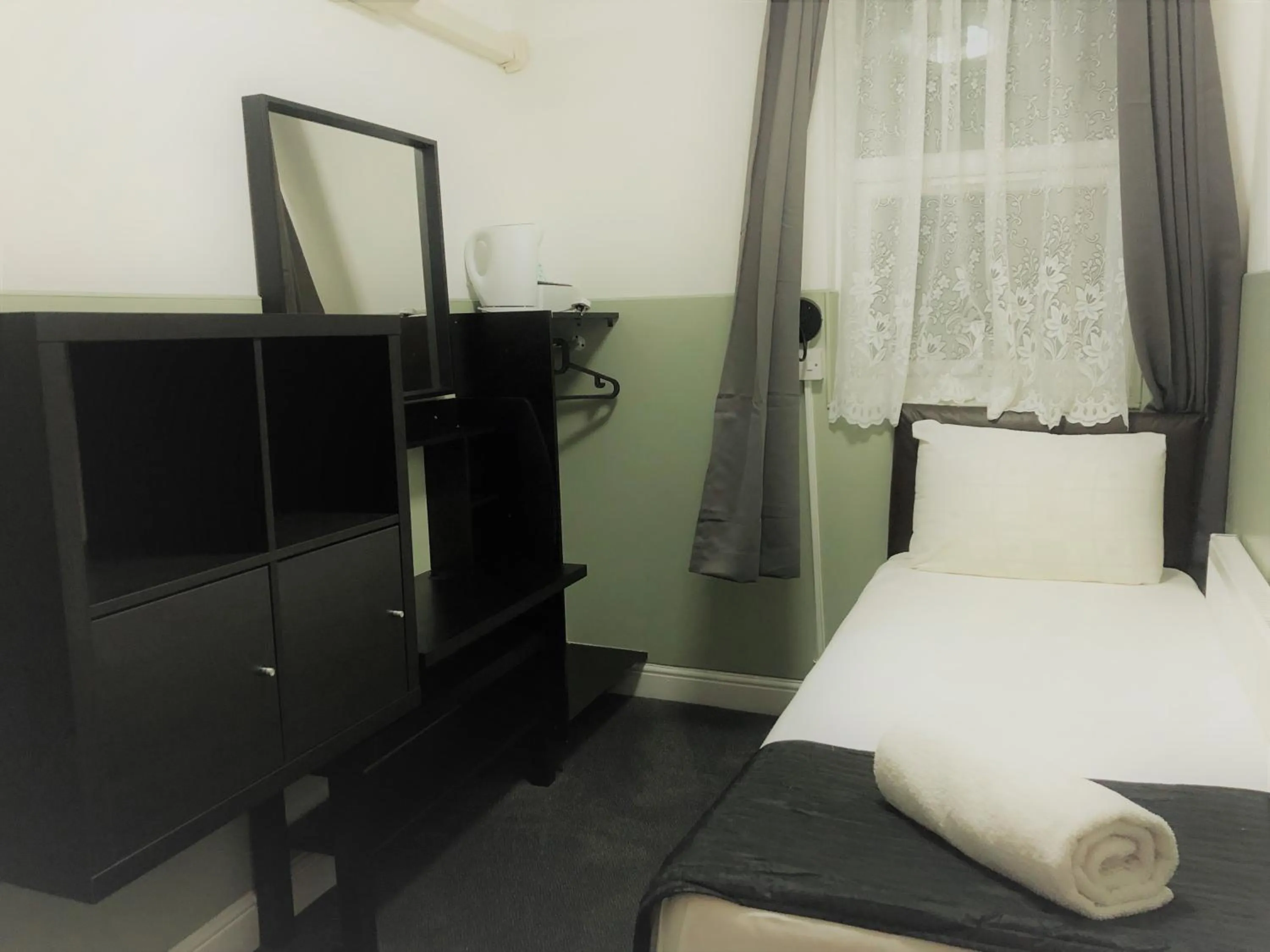 Bed in Plaza London Hotel