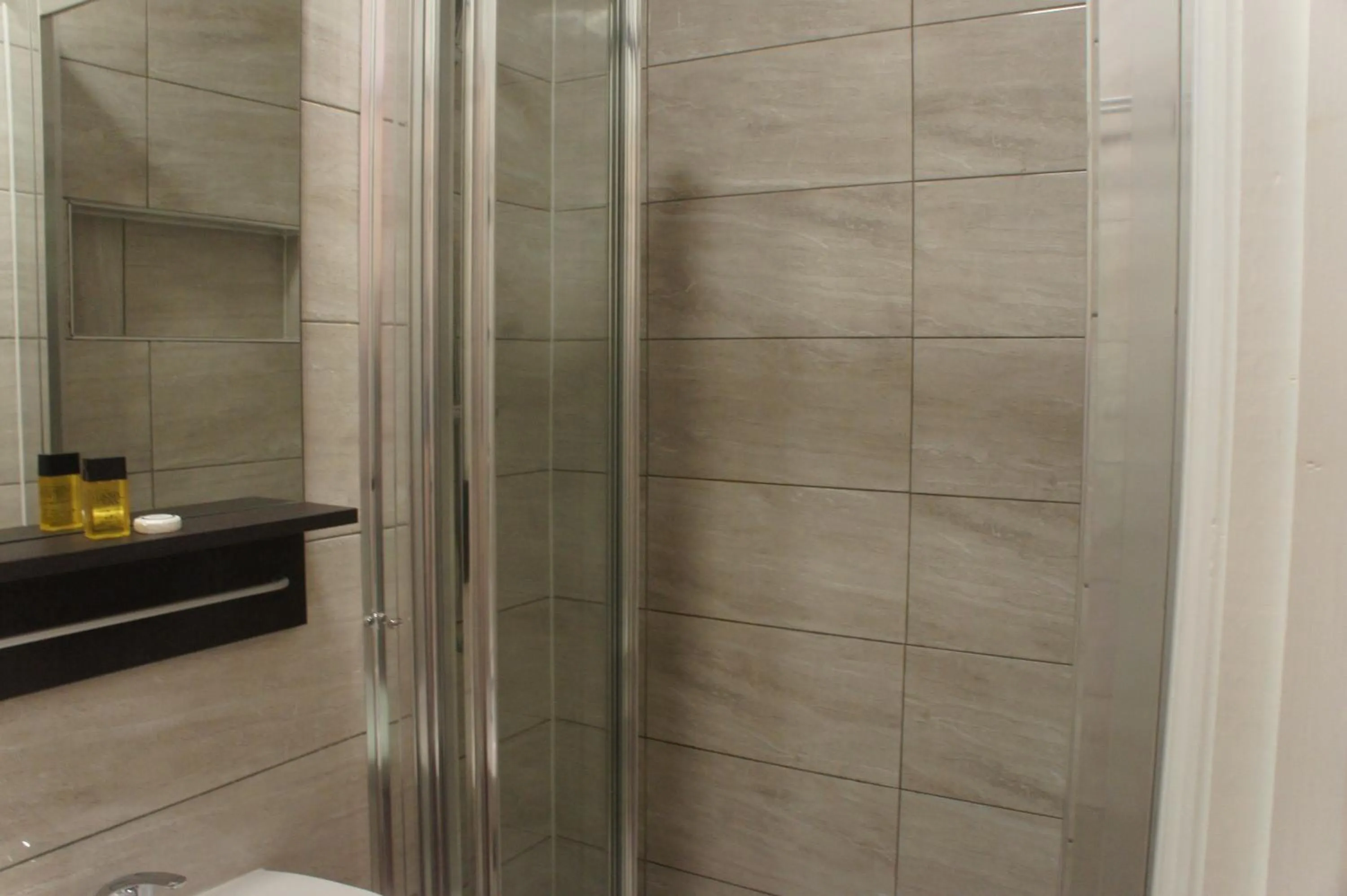 Bathroom in Plaza London Hotel