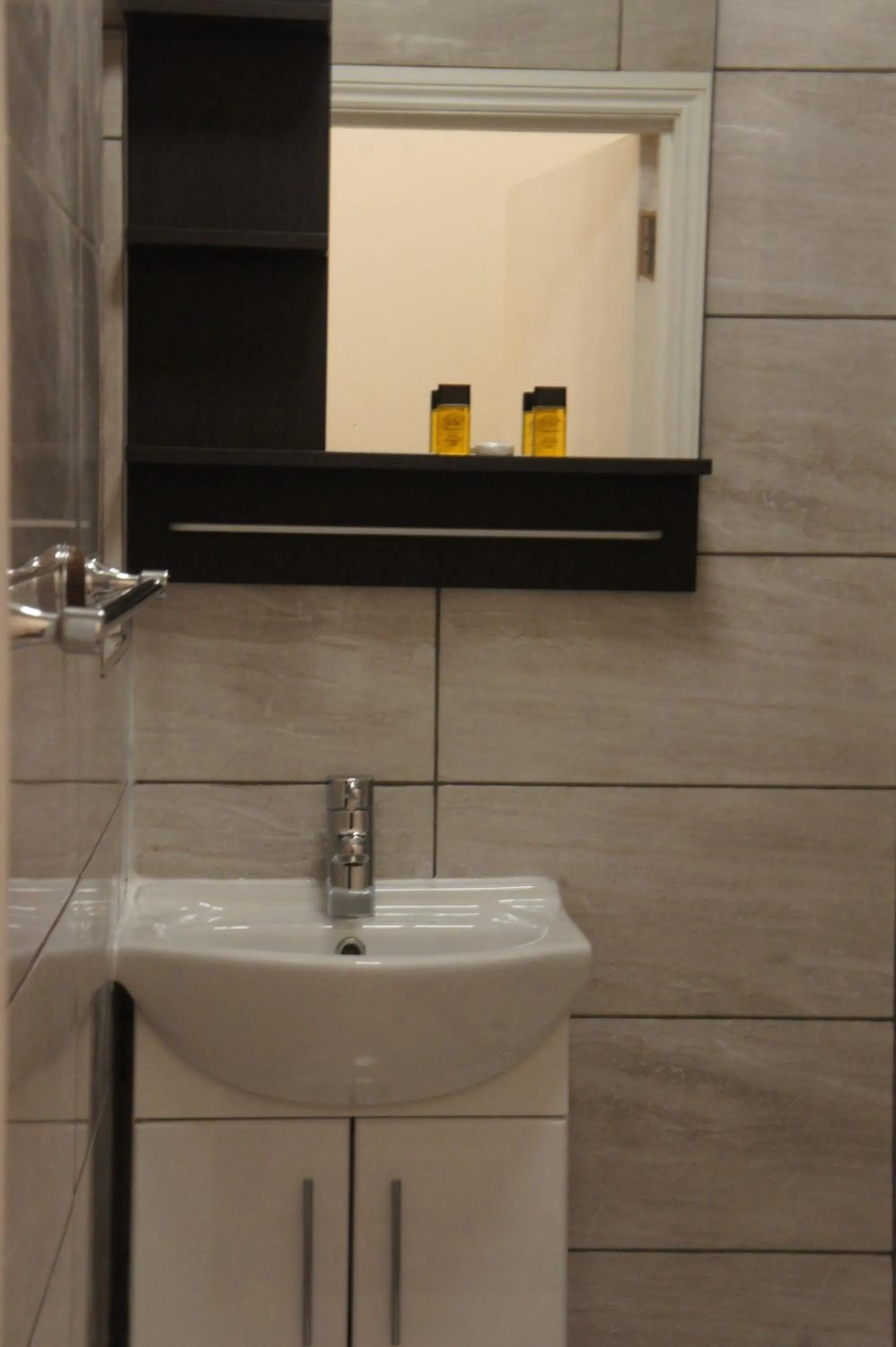 Bathroom in Plaza London Hotel