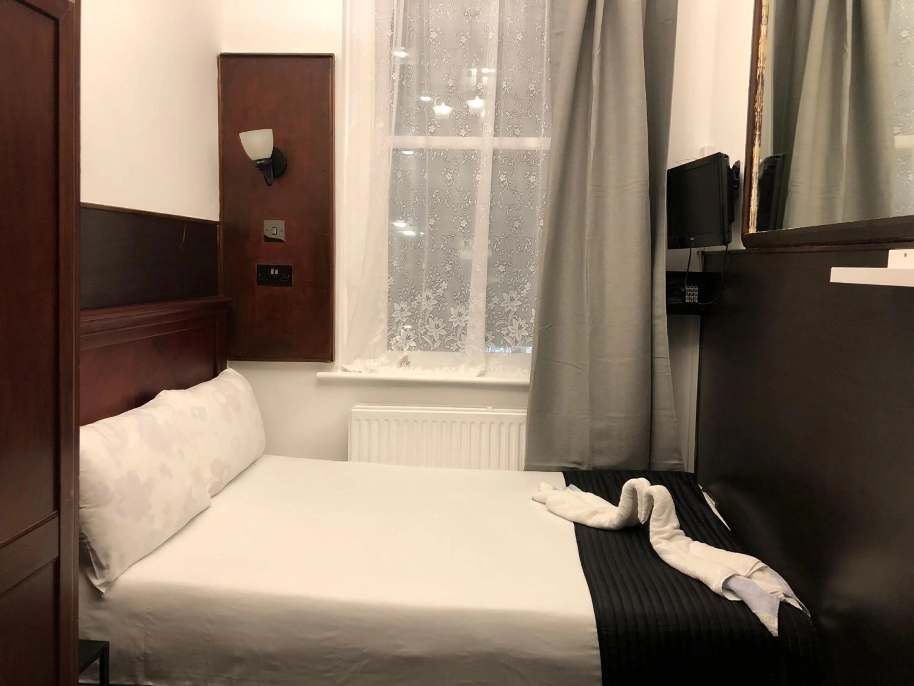 Bed in Plaza London Hotel