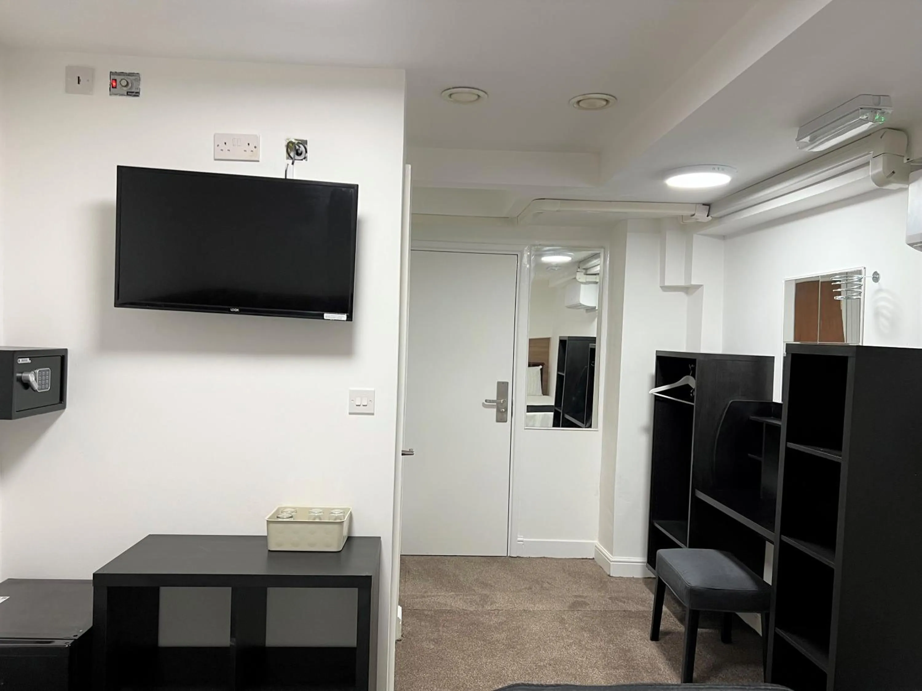 Bedroom in Plaza London Hotel