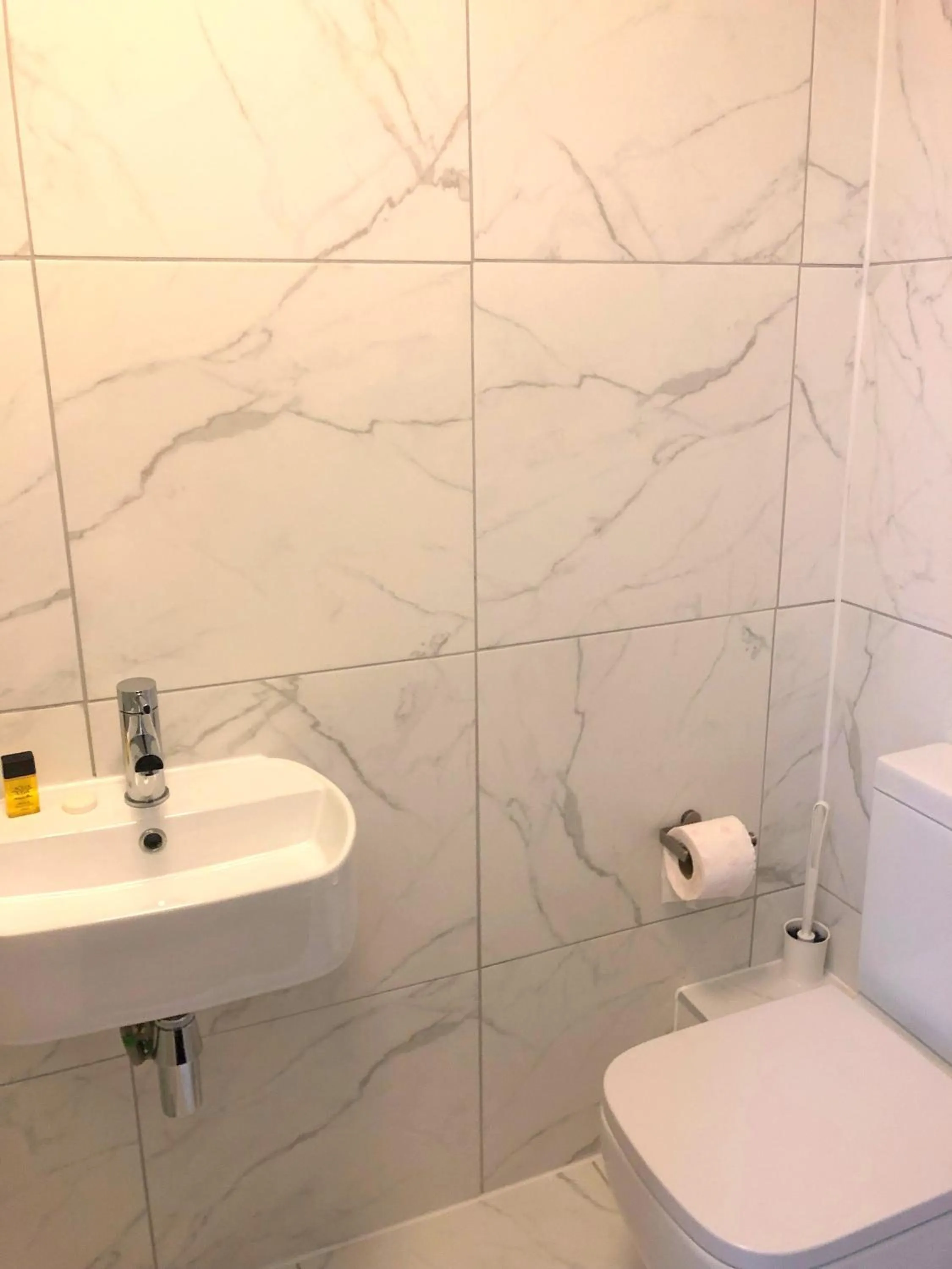 Bathroom in Plaza London Hotel