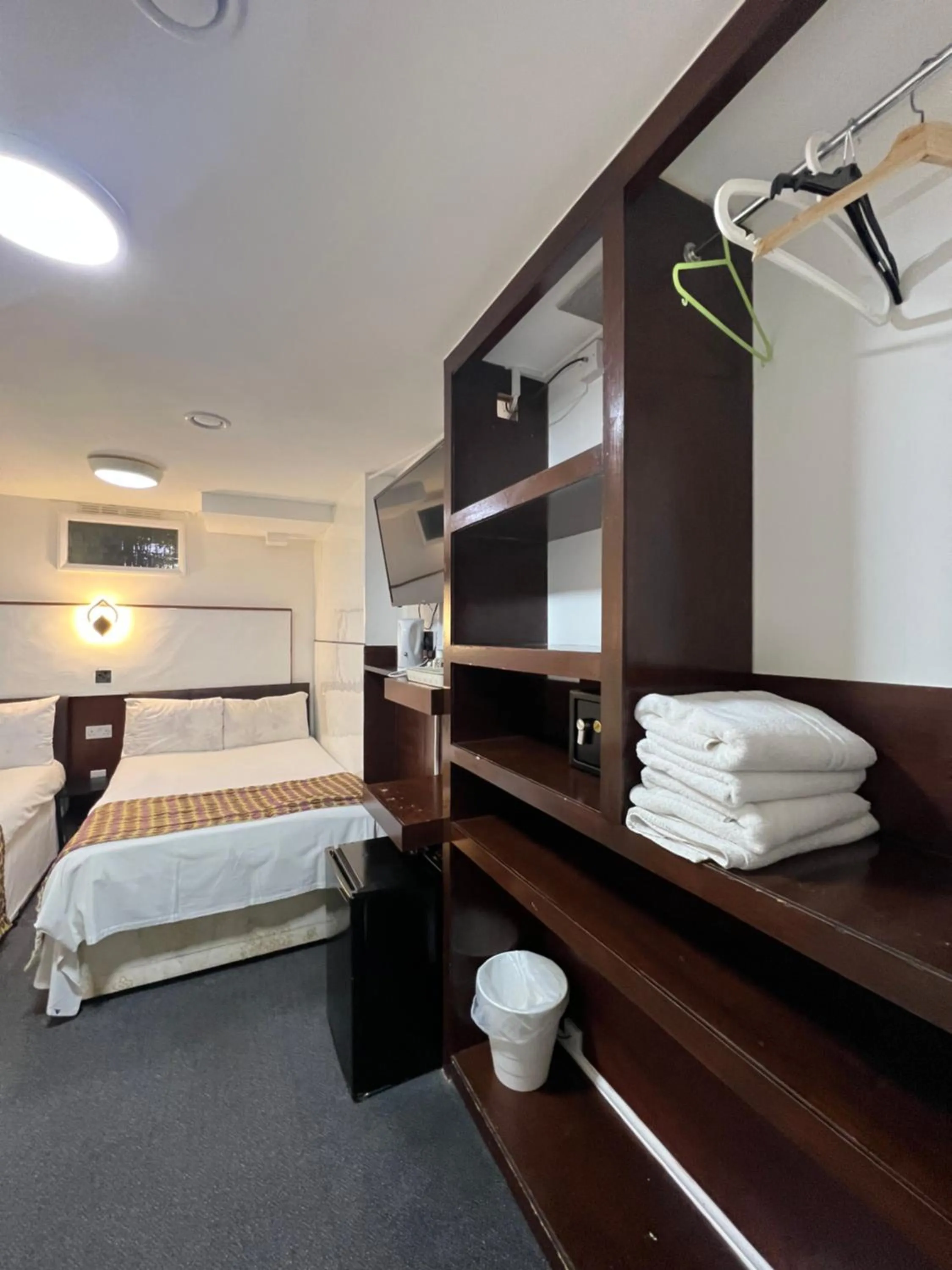 Property building, Bed in Plaza London Hotel