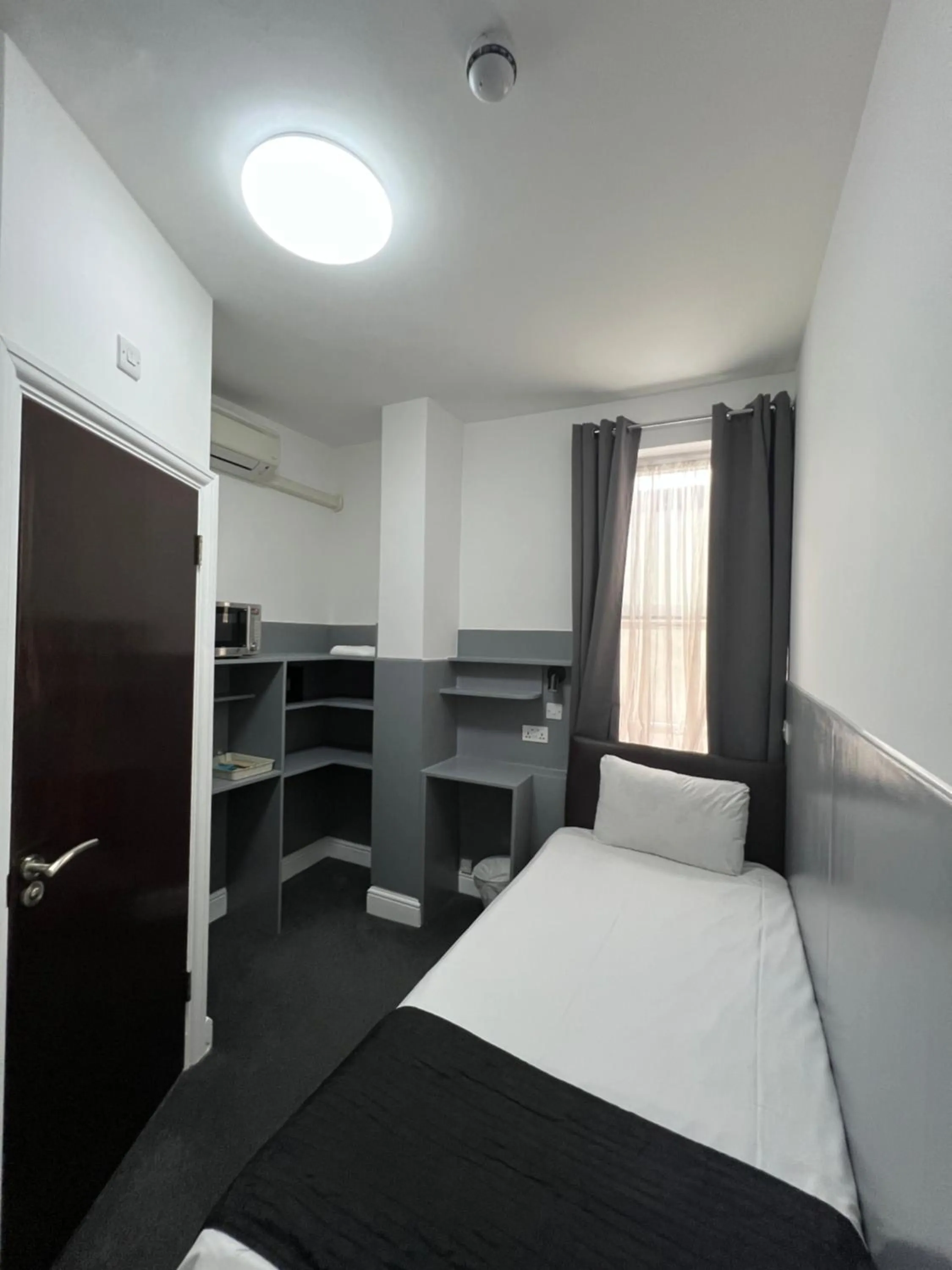 Bedroom, Bed in Plaza London Hotel