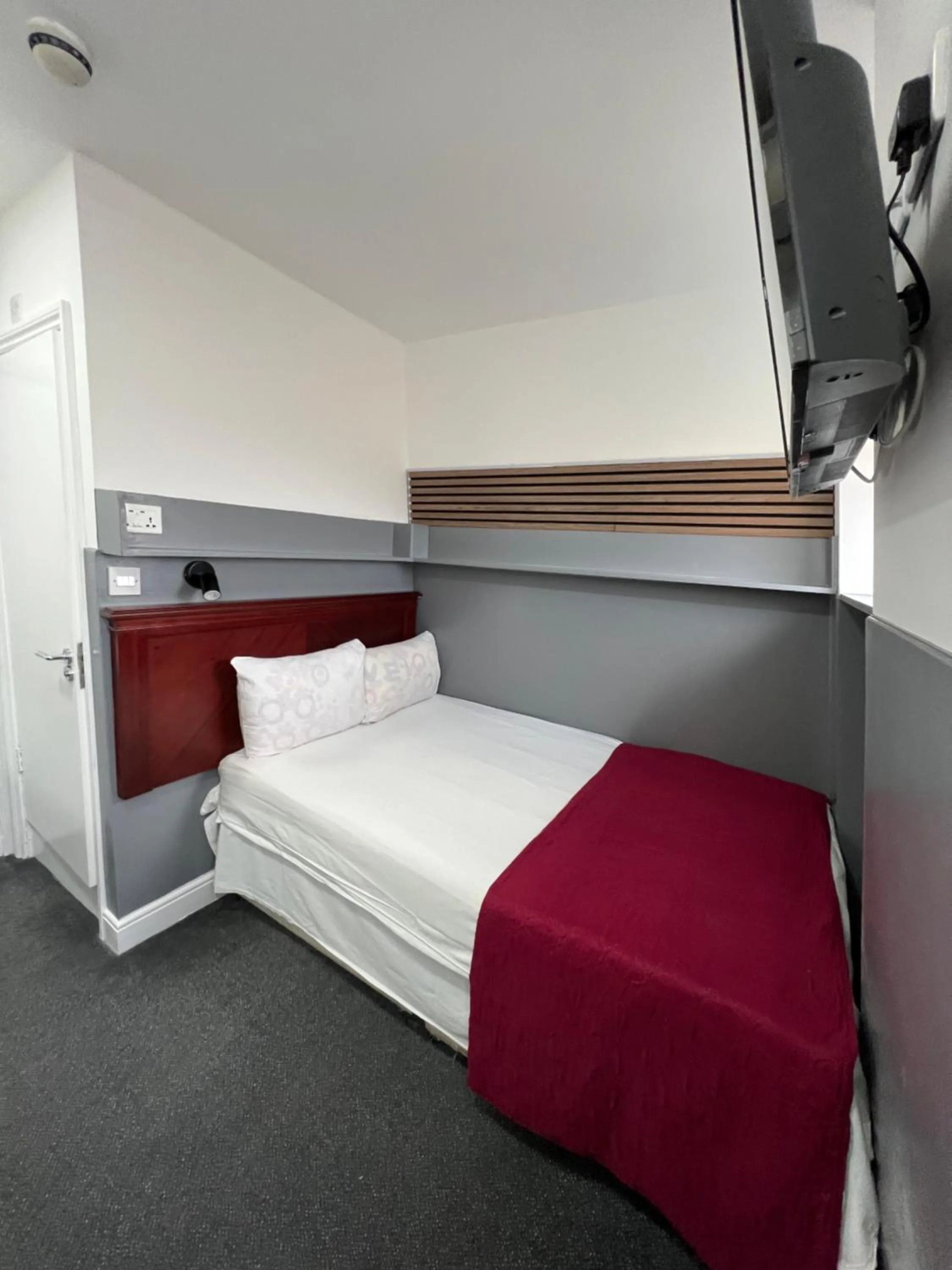 Bedroom, Bed in Plaza London Hotel