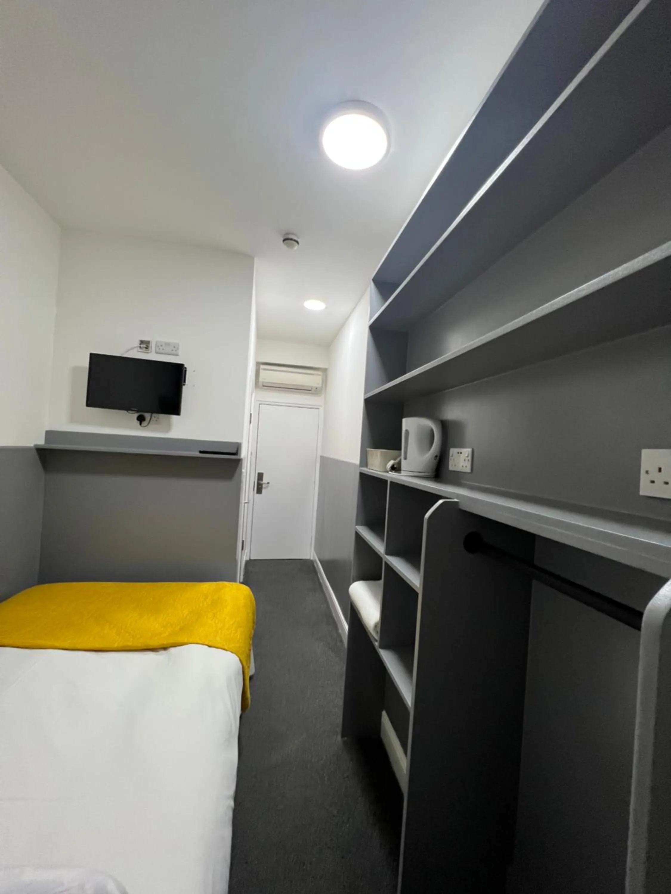 Bedroom, Bed in Plaza London Hotel