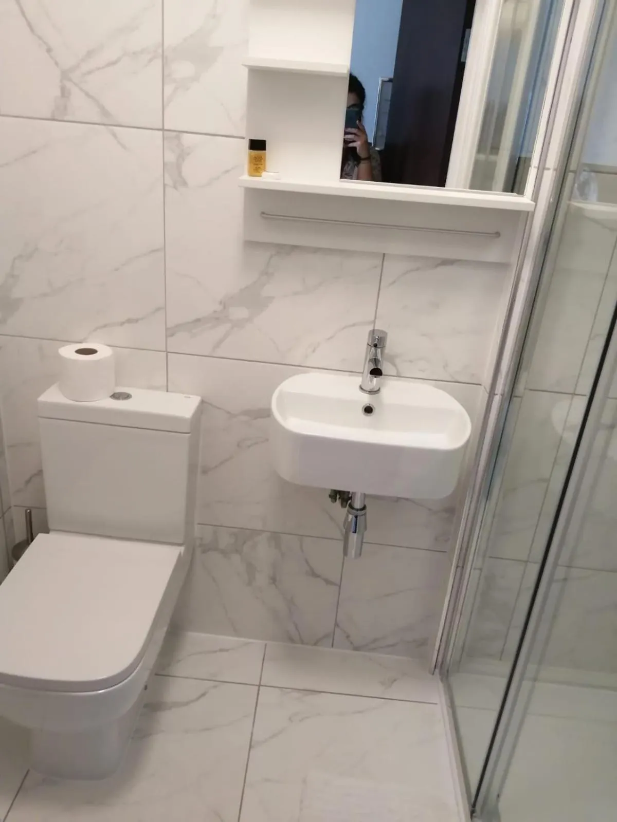 Bathroom in Plaza London Hotel