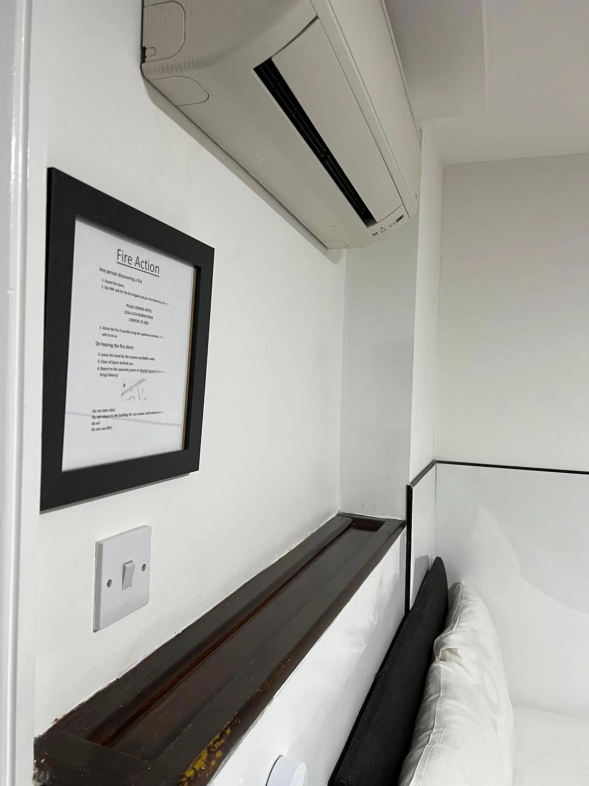 Property building, Bed in Plaza London Hotel