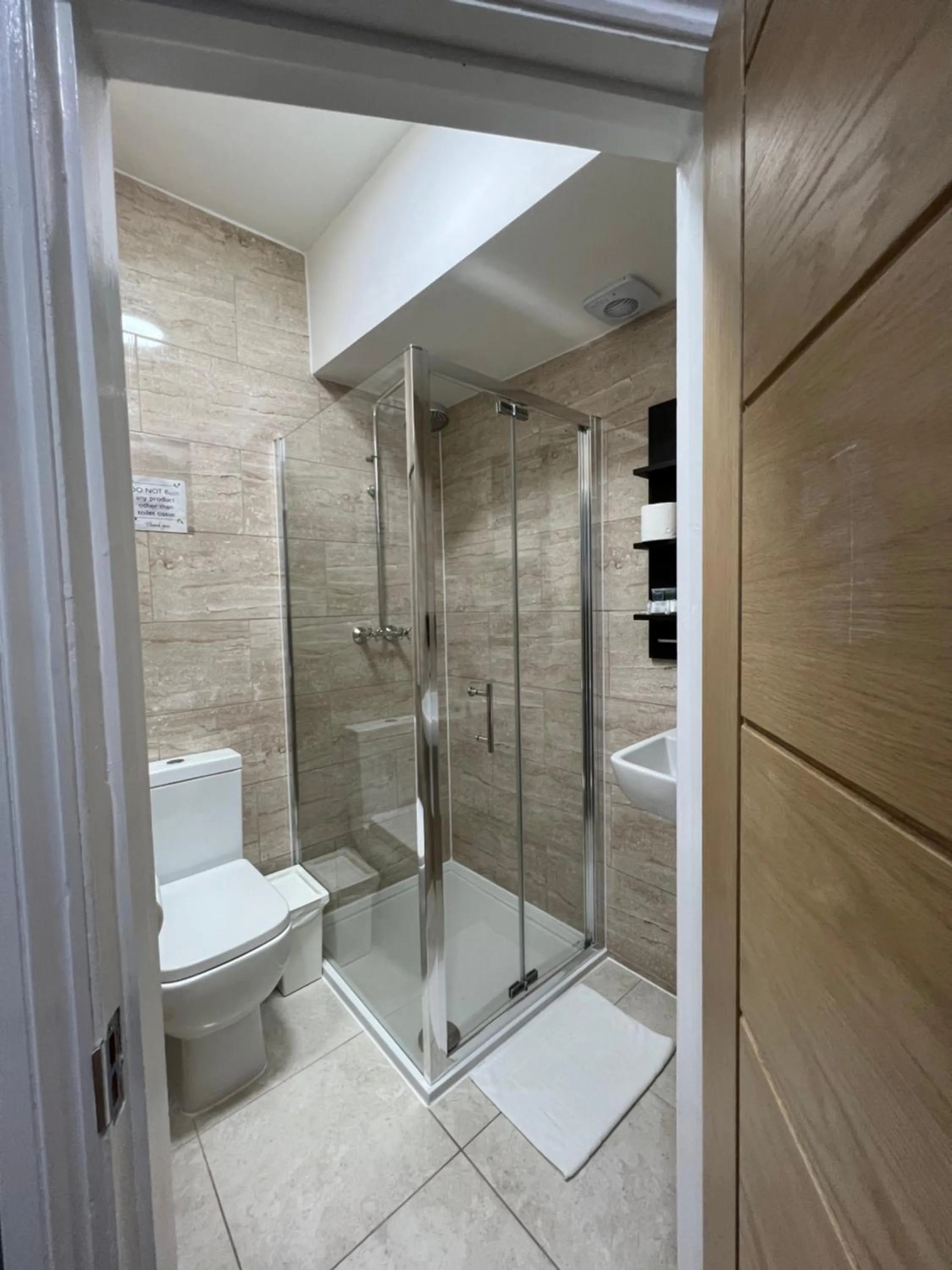 Bedroom in Plaza London Hotel