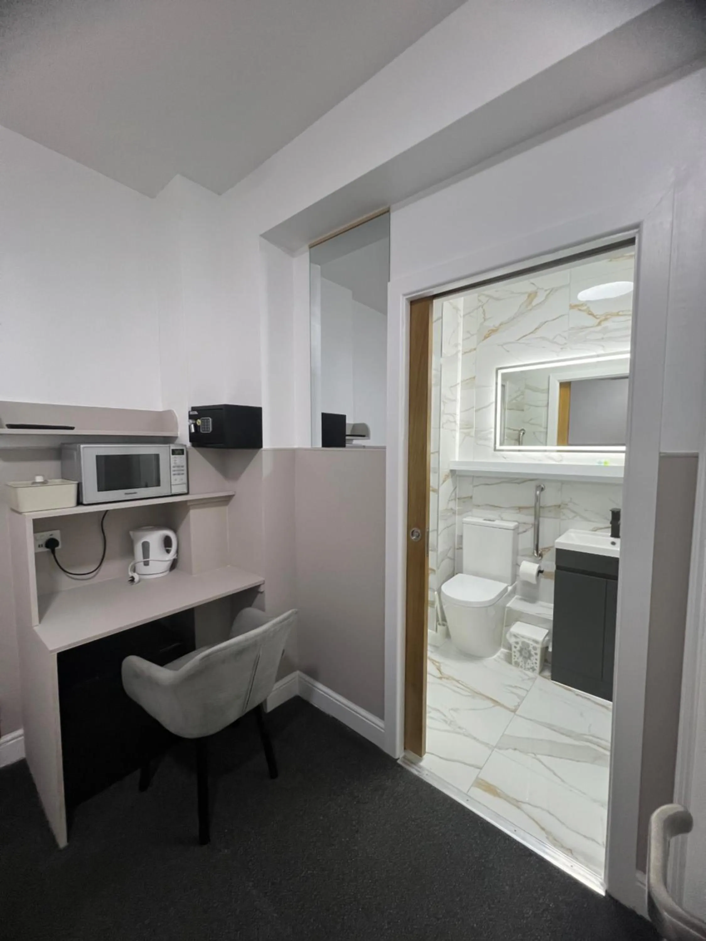 Bedroom in Plaza London Hotel