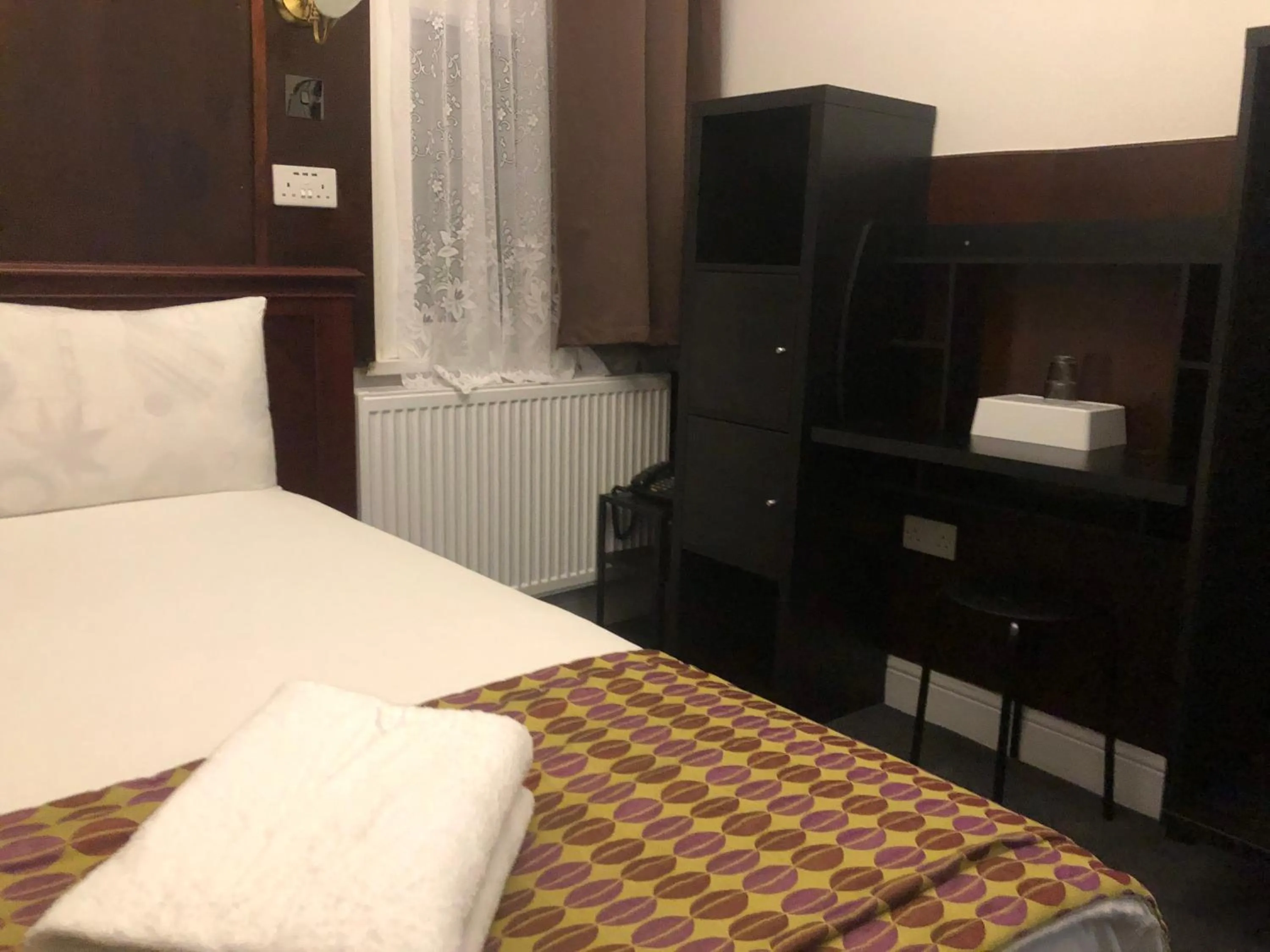 Bed in Plaza London Hotel