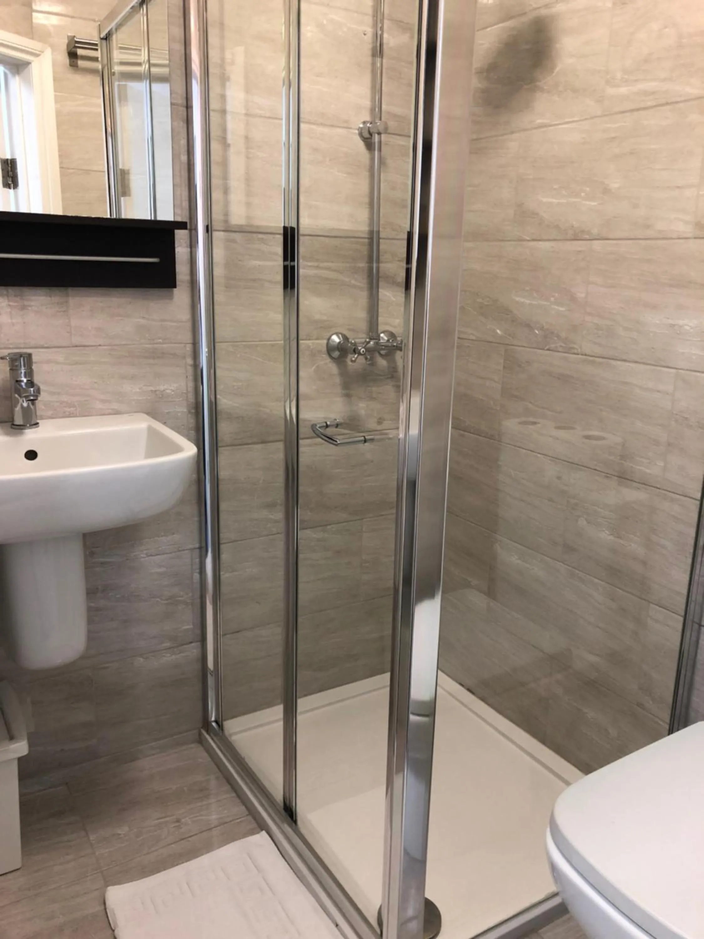 Bathroom in Plaza London Hotel