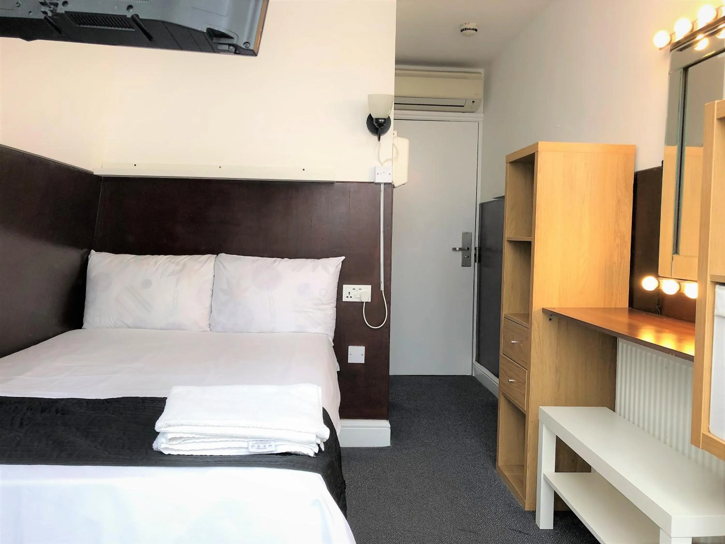 Bedroom, Bed in Plaza London Hotel