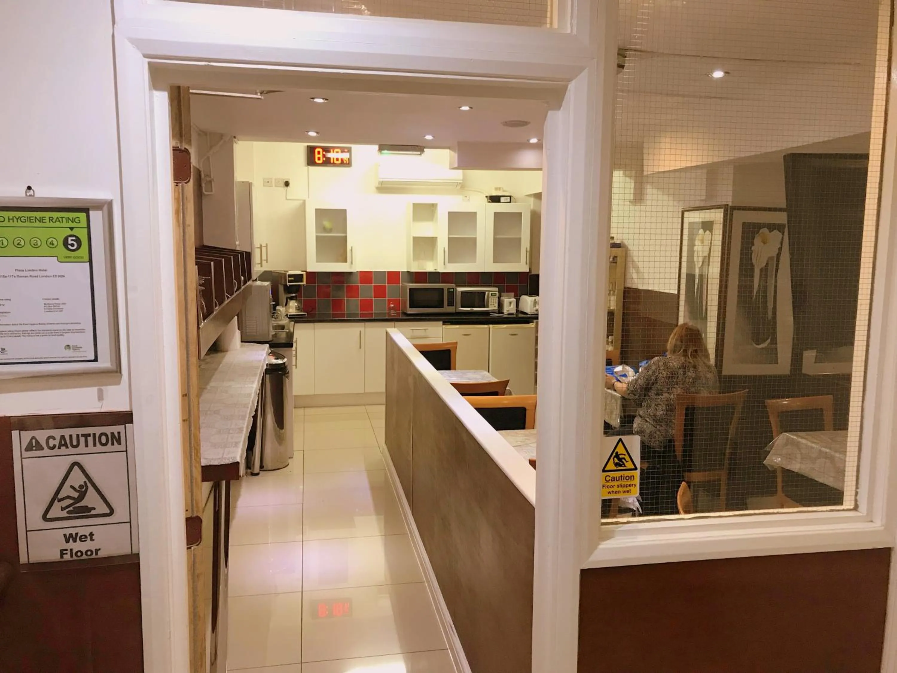 Kitchen or kitchenette in Plaza London Hotel
