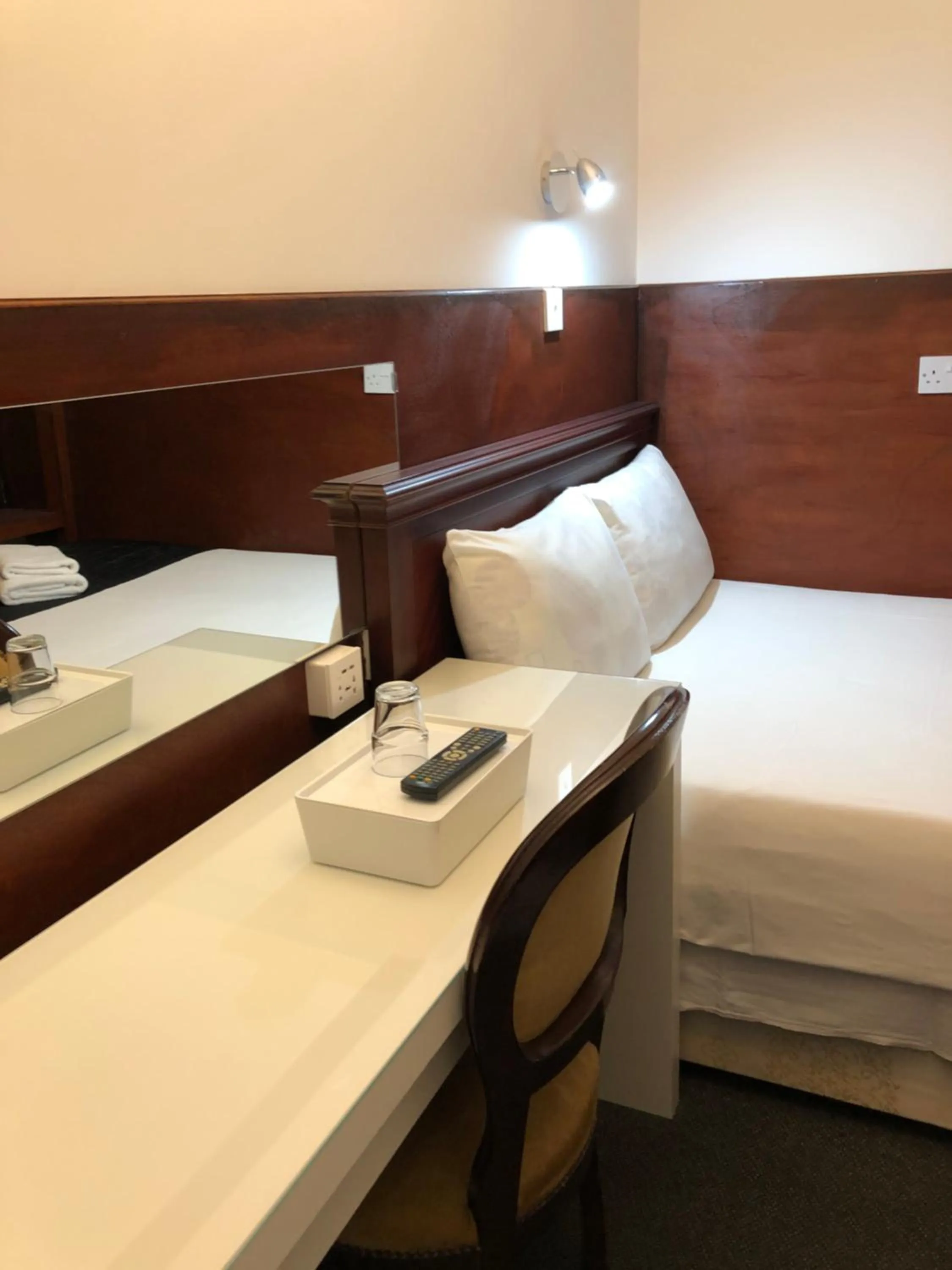 Bed in Plaza London Hotel