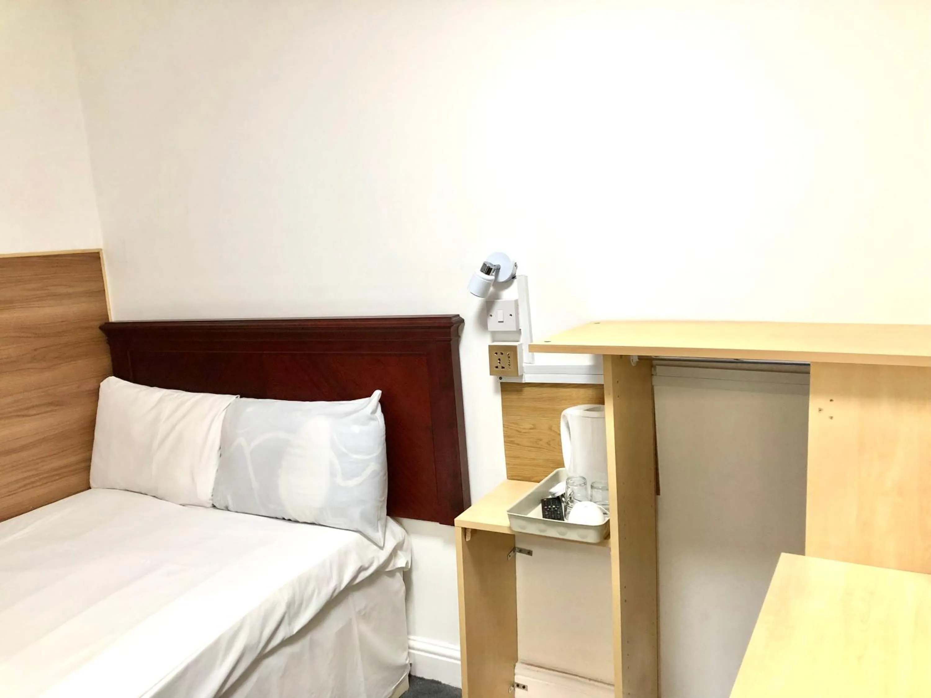 Bedroom, Bed in Plaza London Hotel