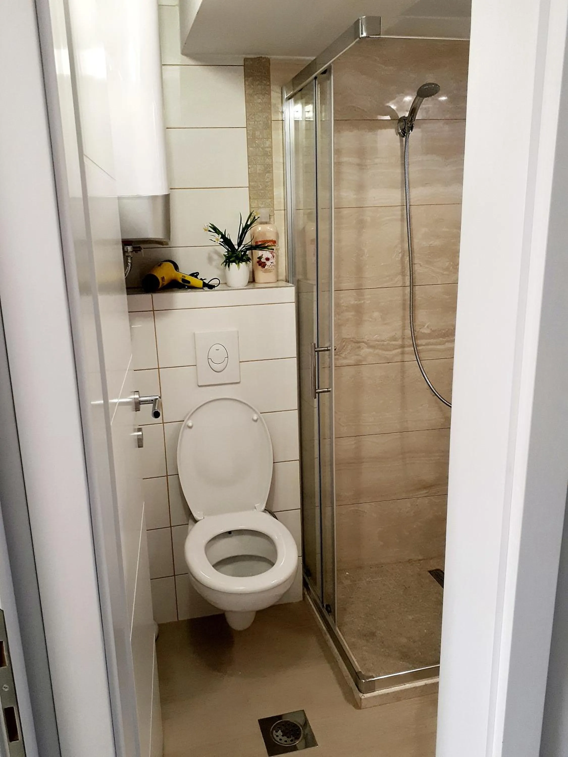 Shower in Frida Apartment