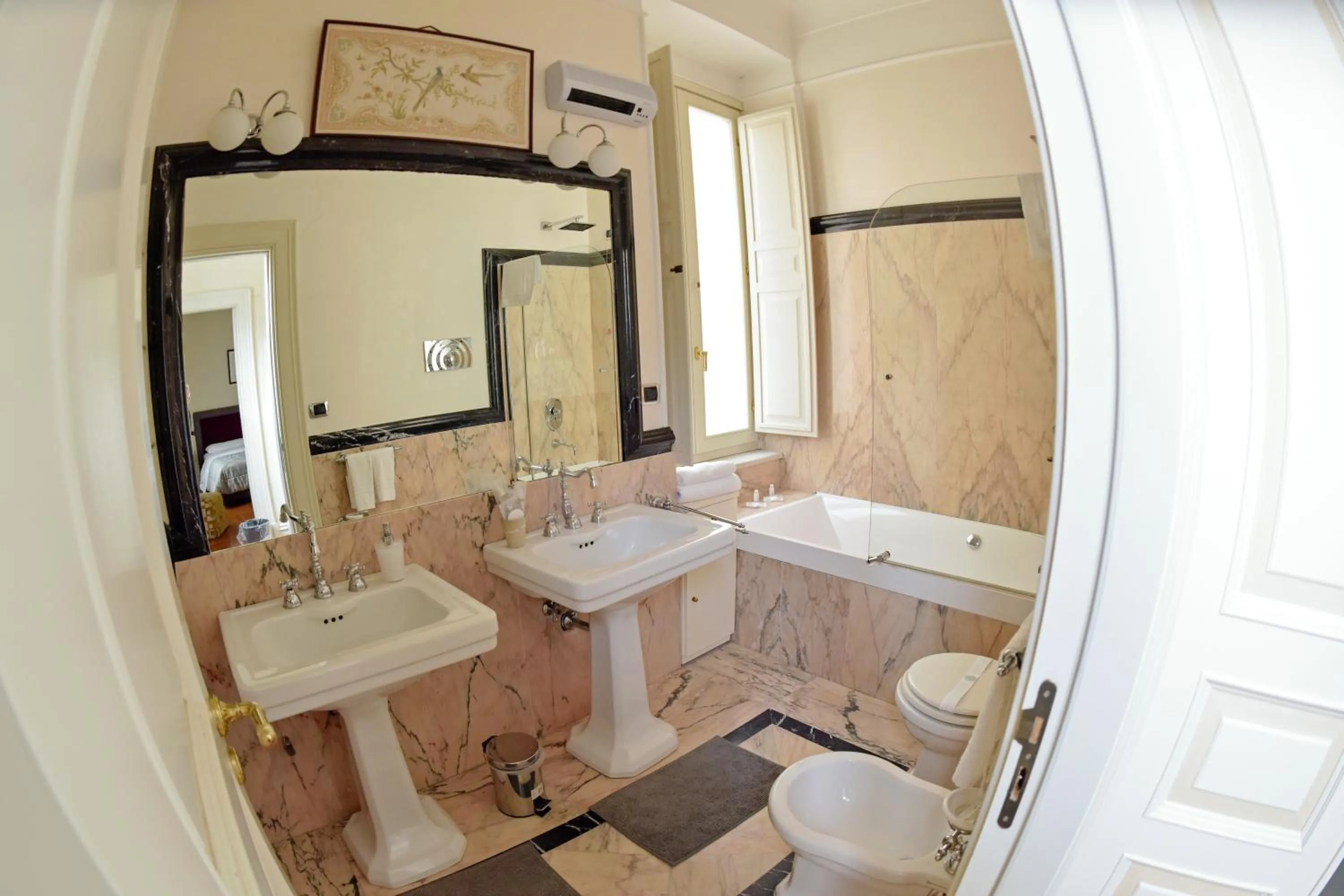 Toilet in Al centro Luxury Home