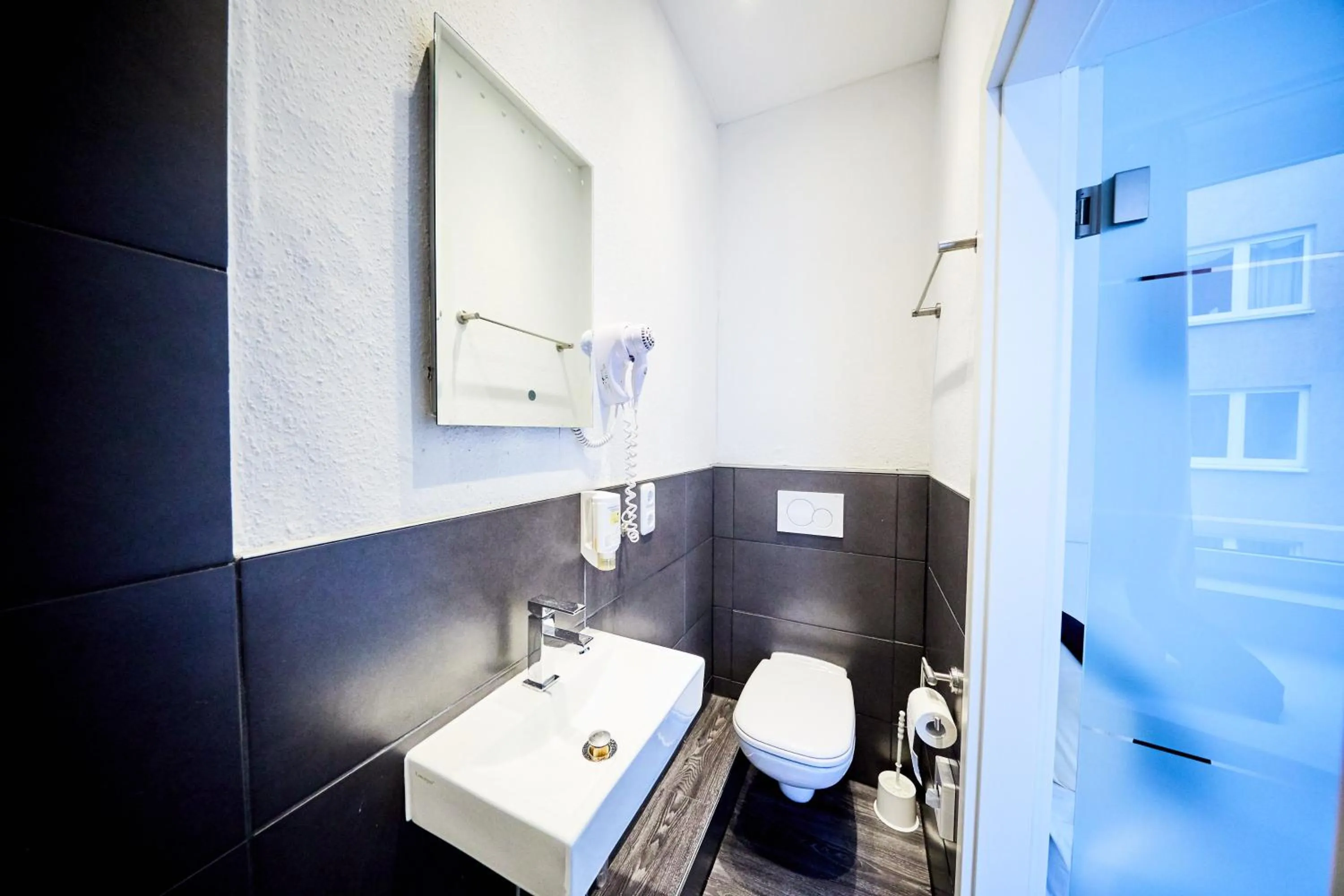 Bathroom in Hotel Alt Deutz City-Messe-Arena KONTAKTLOSER SELF CHECK-IN