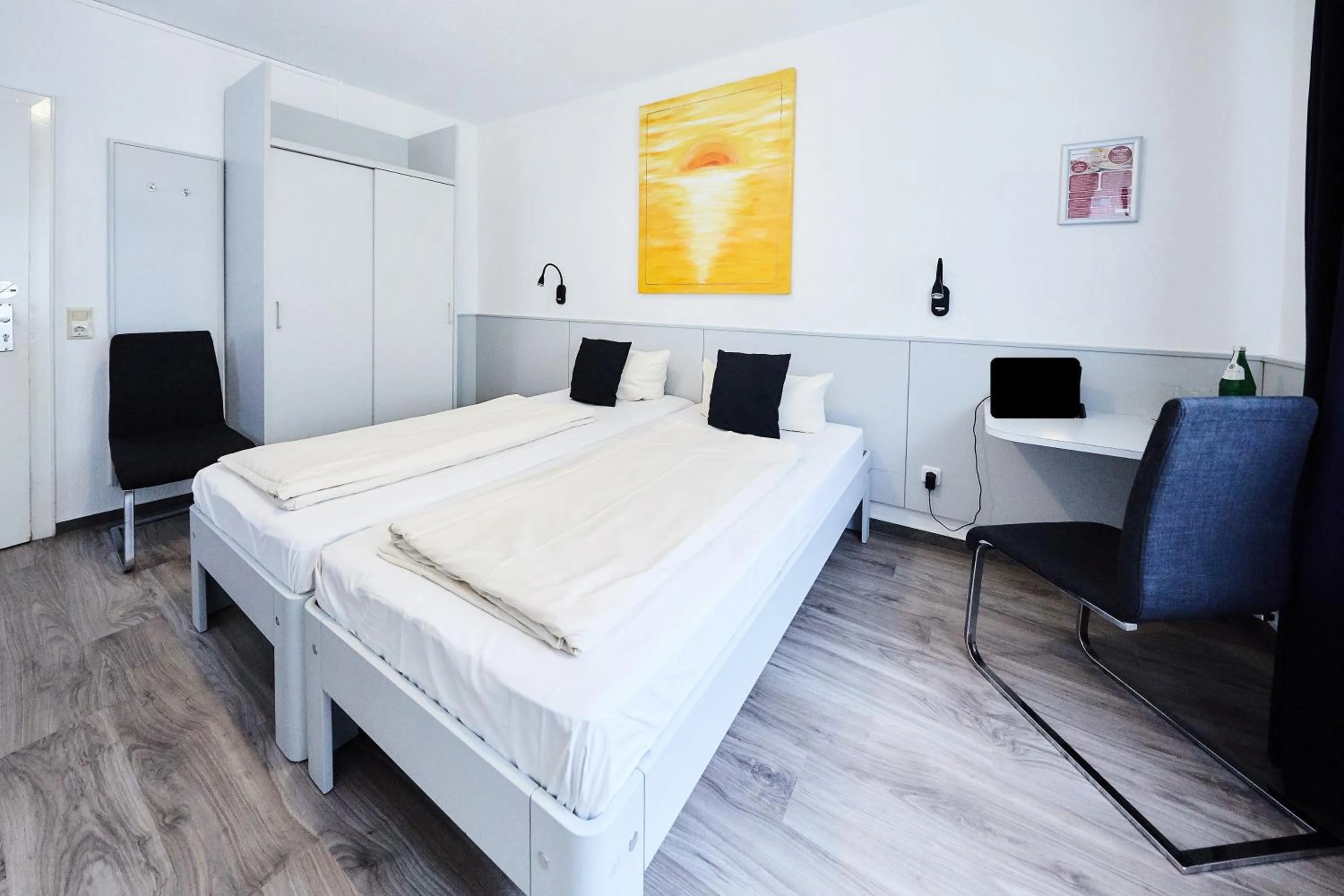 Photo of the whole room, Bed in Hotel Alt Deutz City-Messe-Arena KONTAKTLOSER SELF CHECK-IN