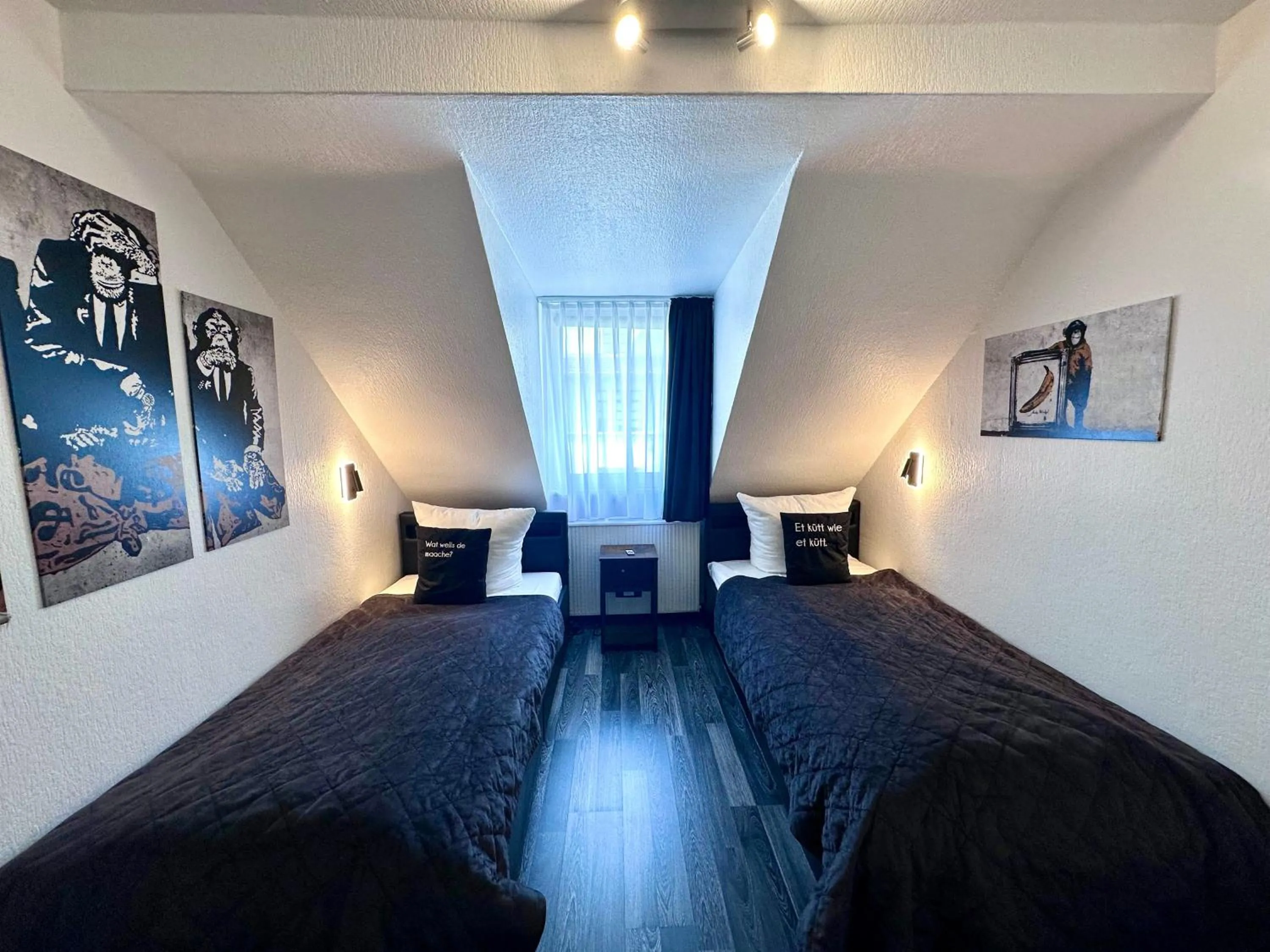 Bed in Hotel Alt Deutz City-Messe-Arena KONTAKTLOSER SELF CHECK-IN