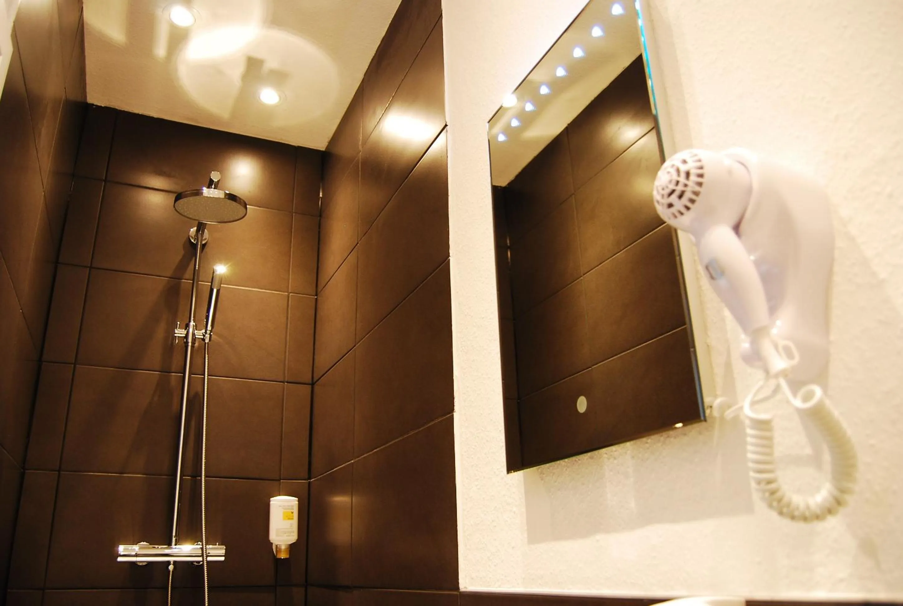 Bathroom in Hotel Alt Deutz City-Messe-Arena KONTAKTLOSER SELF CHECK-IN